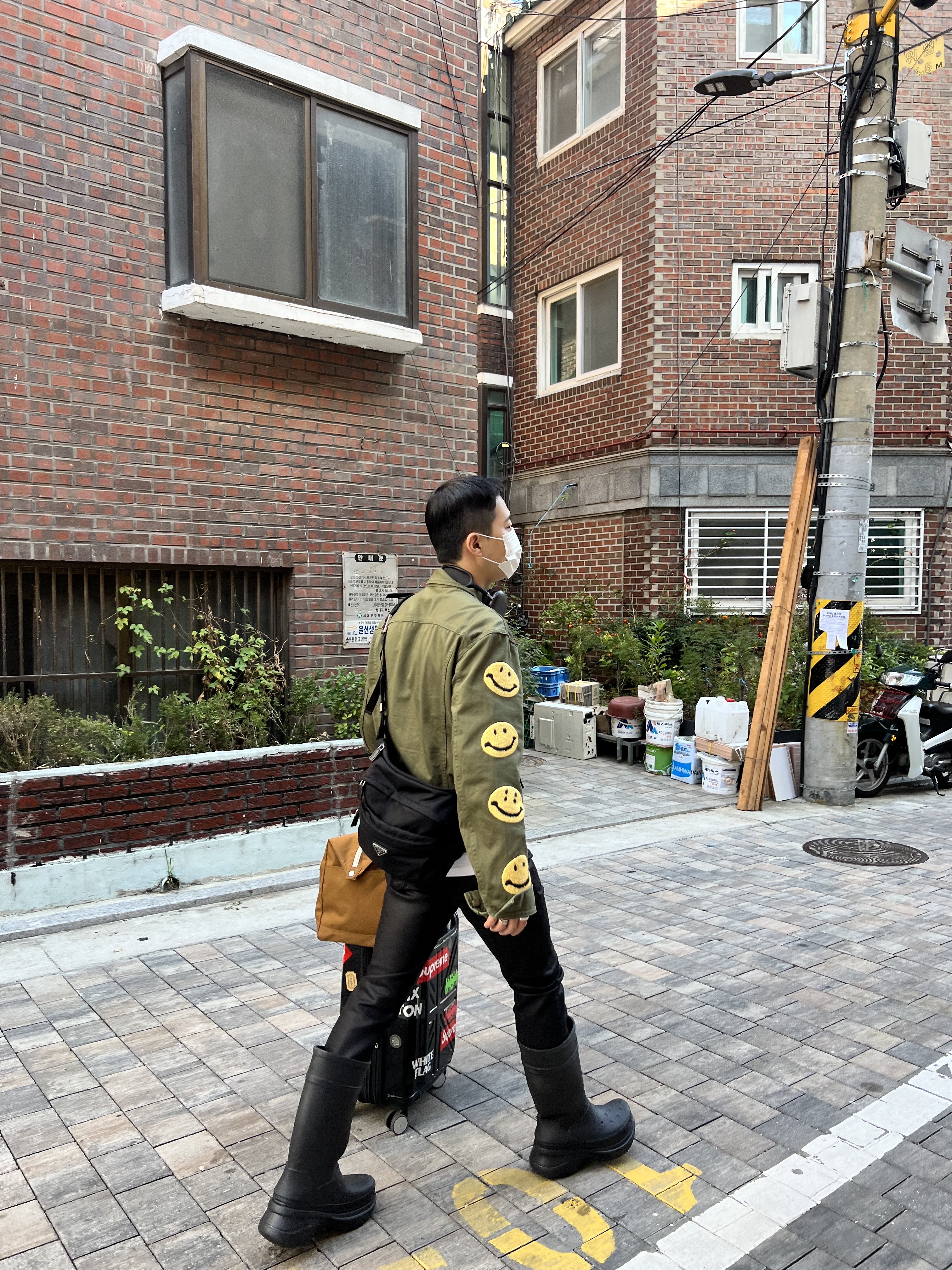 Balenciaga x Crocs Rubber Boot Black, Kapital Vintage Satin Westerner Happys Embroidery Long Jacket Khaki 착용 스타일 - 1