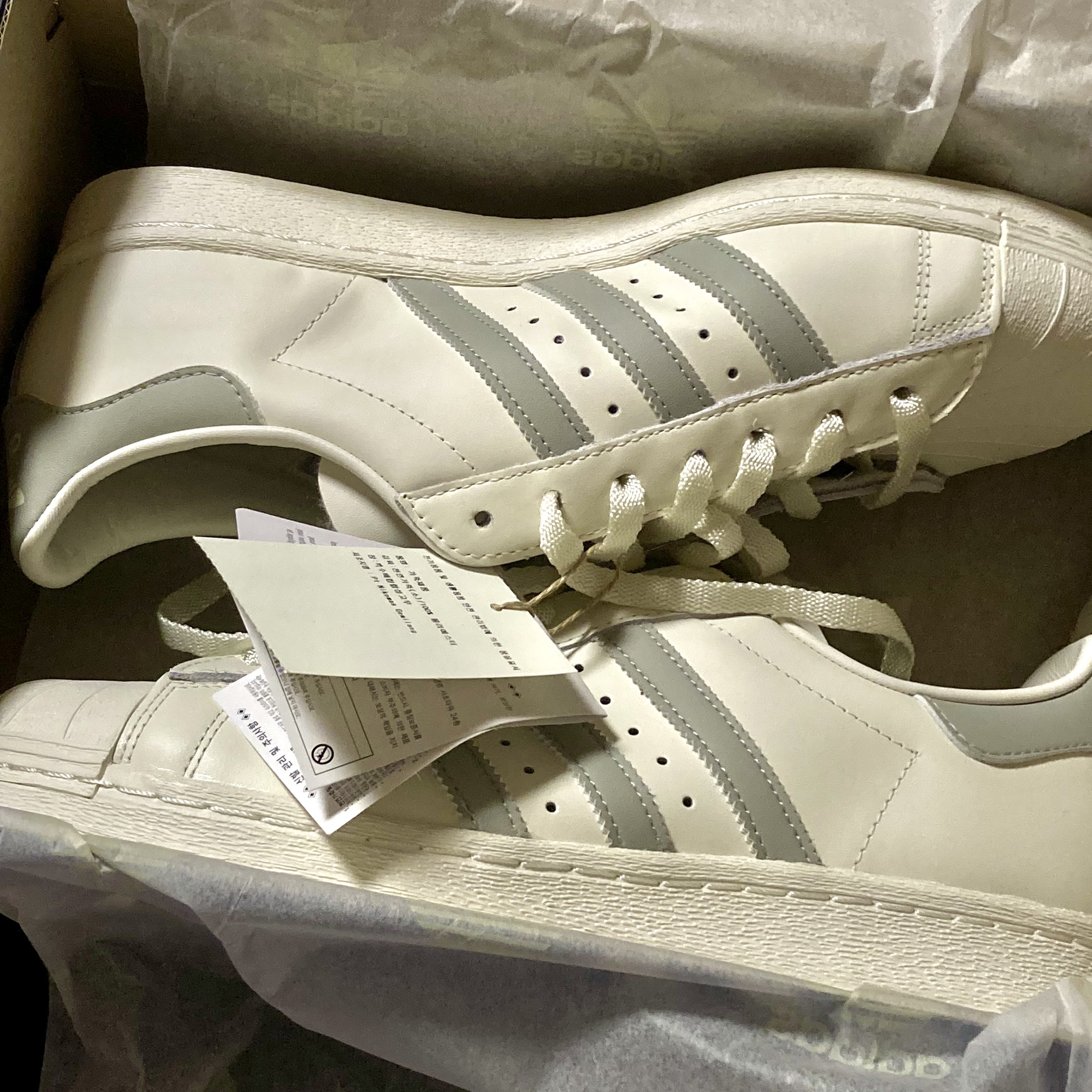 Adidas Superstar 82 Cloud White Metal Grey 착용 스타일 - 2