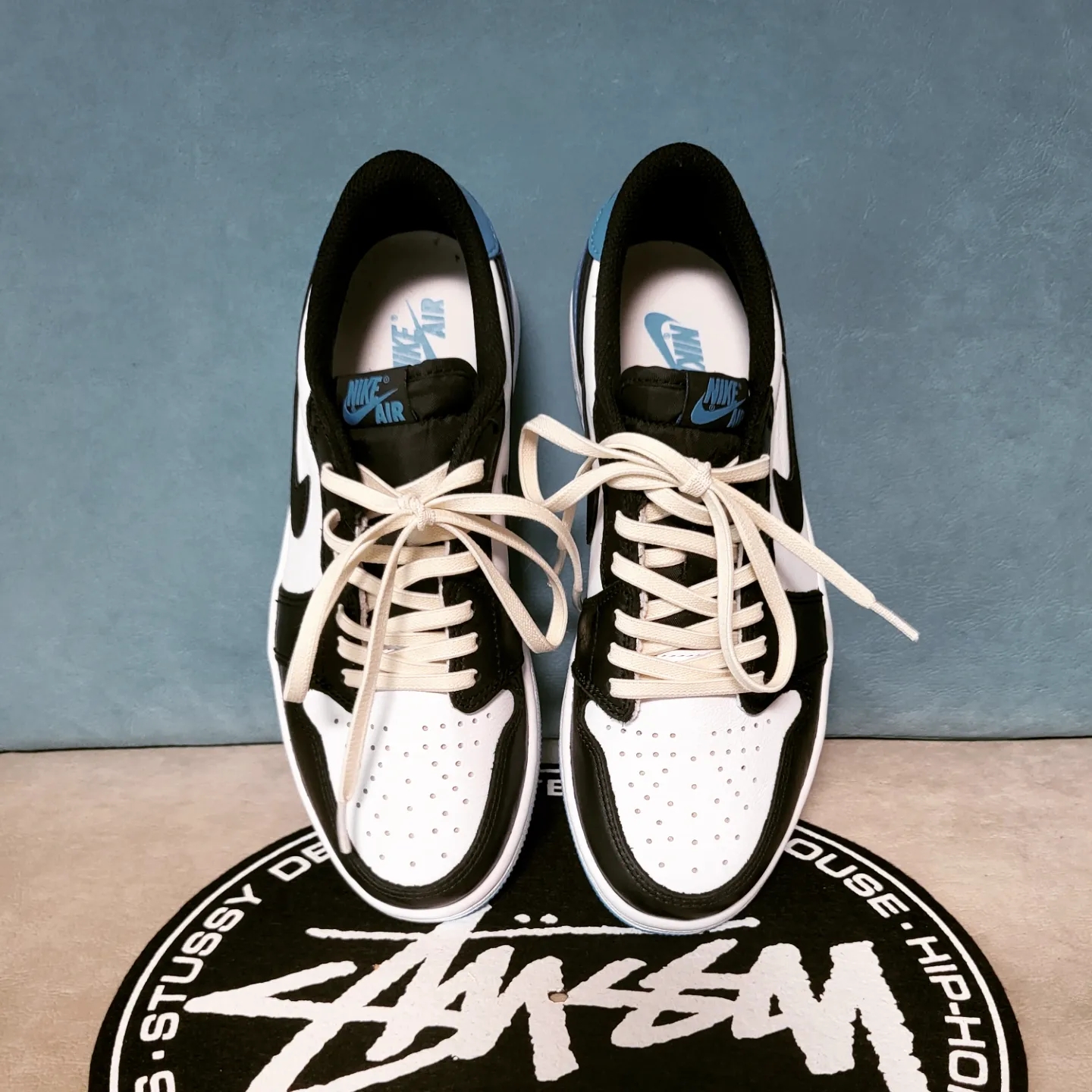 Jordan 1 Retro Low OG Black and Dark Powder Blue, Stussy ITP Flower T-Shirt White 착용 스타일 - 1