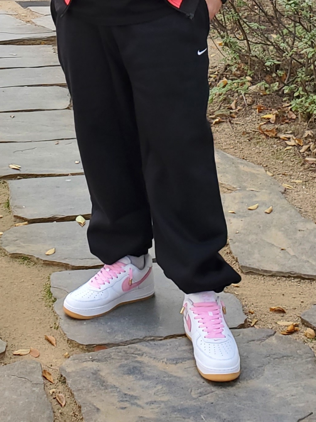 Nike Air Force 1 Low Retro Color of the Month White Pink, (W) Nike NRG Solo Swoosh Fleece Pants Black White - US/EU 착용 스타일 - 3