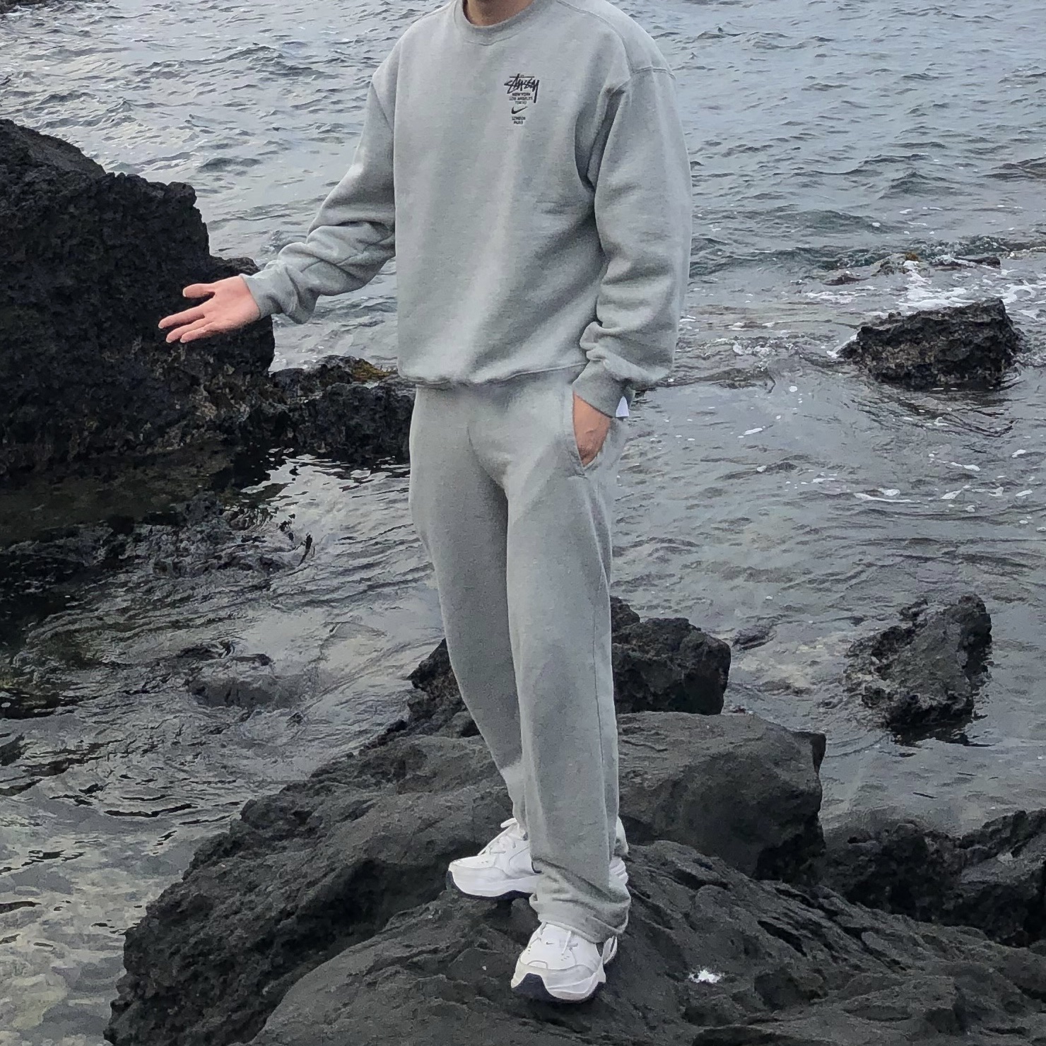 Nike x Stussy NRG ZR Fleece Crewneck Heather Grey - Asia, Nike Air Monarch IV White Navy 착용 스타일
