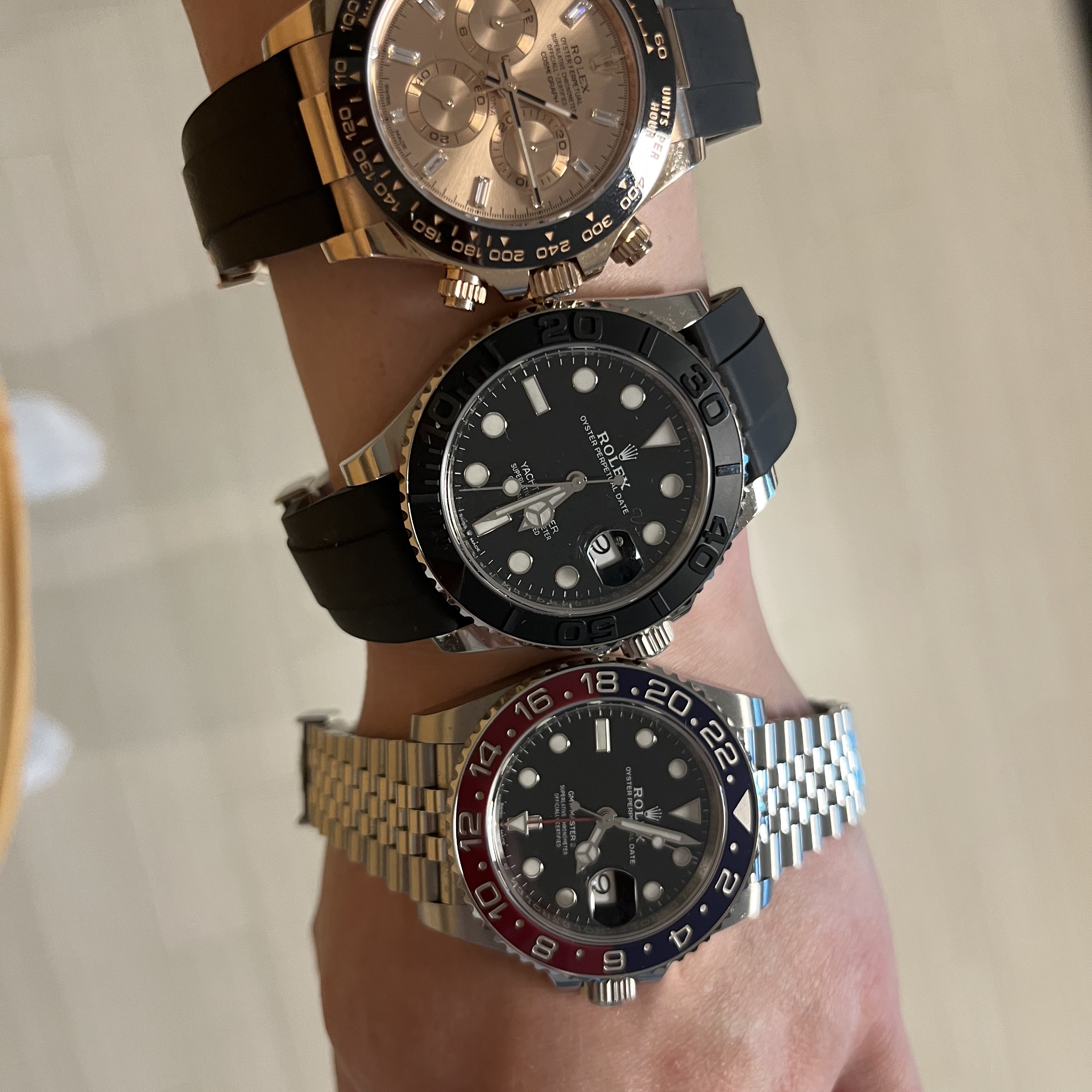 Rolex GMT-Master II 40mm 126710BLRO Black Jubilee, Rolex Yacht-Master 42mm 226659 Black Oysterflex 착용 스타일 - 3