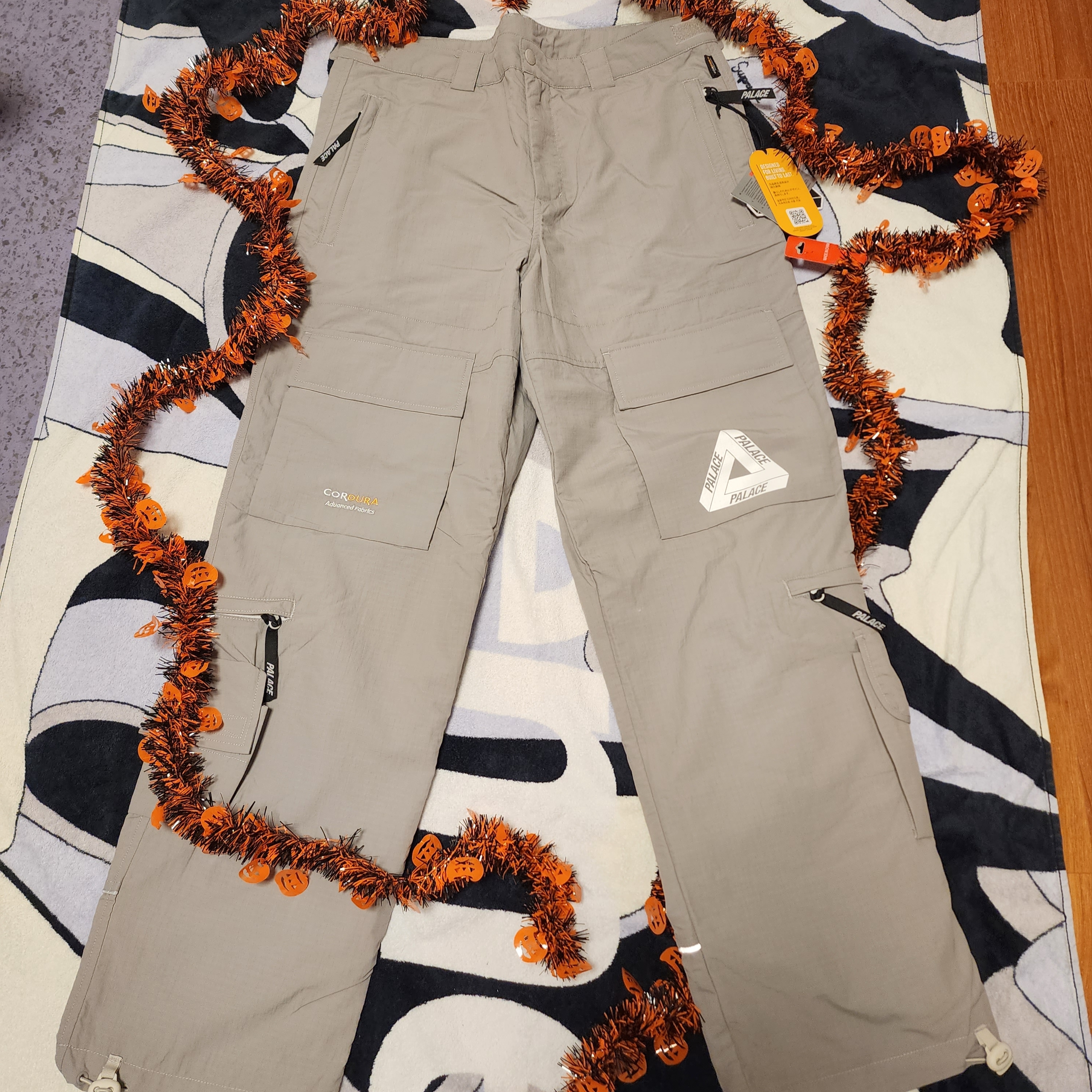 Palace Cordura RS Shell Cargos Grey - 22FW 착용 스타일 - 1