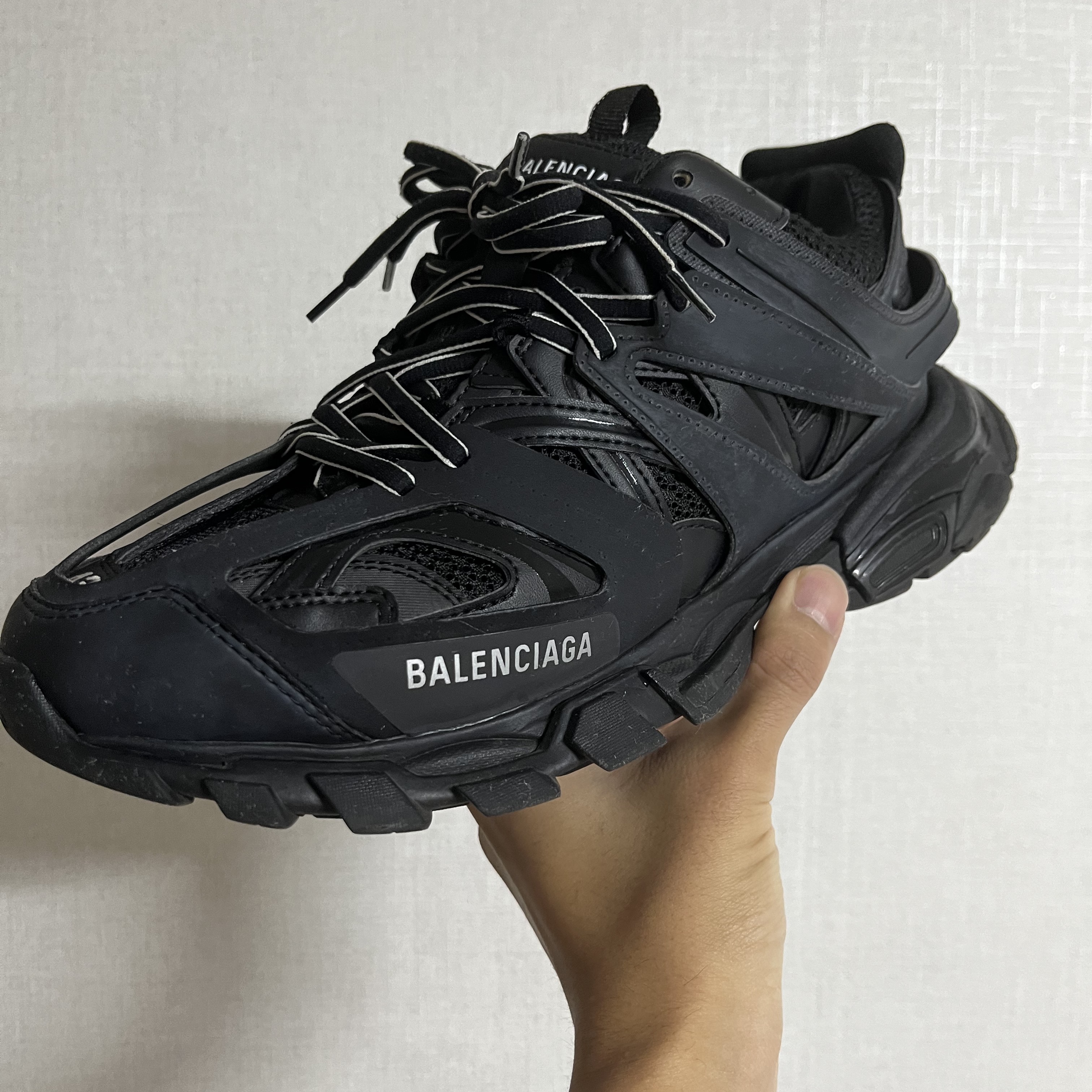 (W) Balenciaga Track Sneakers Triple Black 착용 스타일