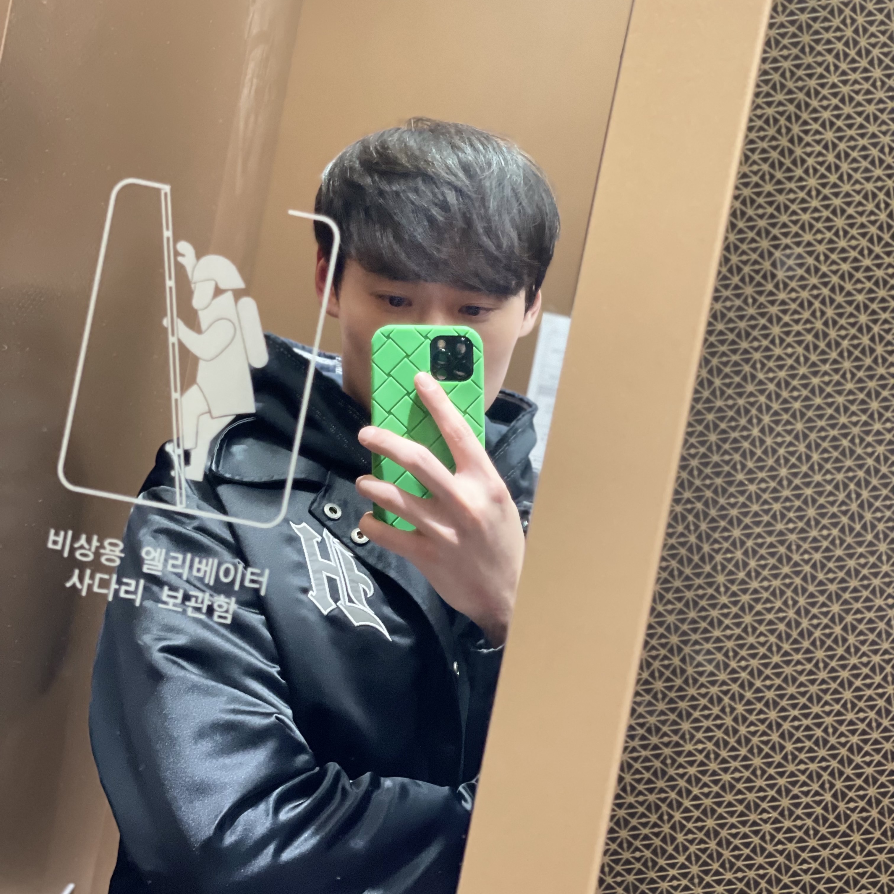 Darkr8m Studio x Hardhitters Satin Coach Jacket Black, Darkr8m Studio x Hardhitters Reflective Coach Jacket Black 착용 스타일