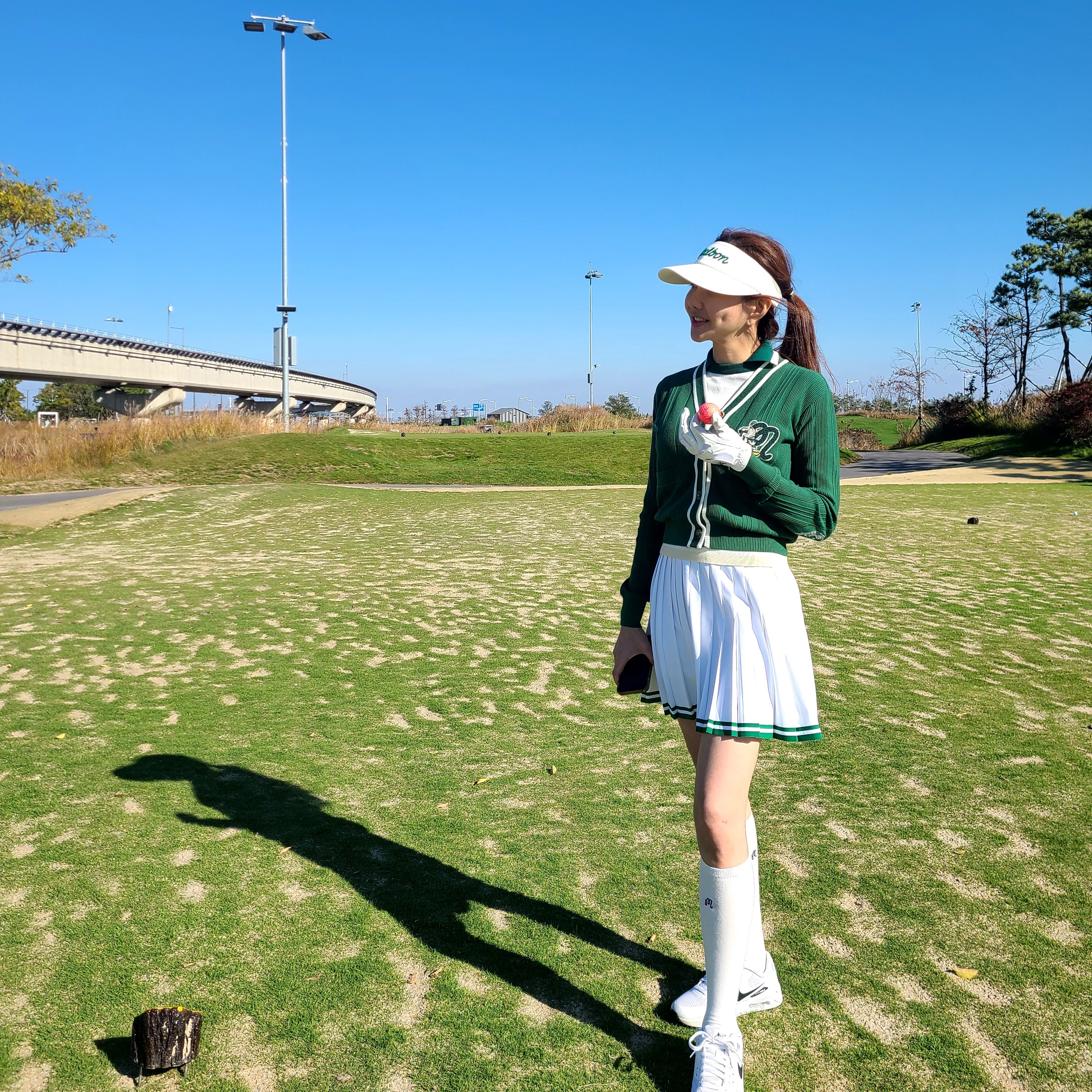 (W) Malbon Golf Visor & Ball Marker Set Ivory, (W) Malbon Golf Color Line Pleats Skirt Off White 착용 스타일 - 1