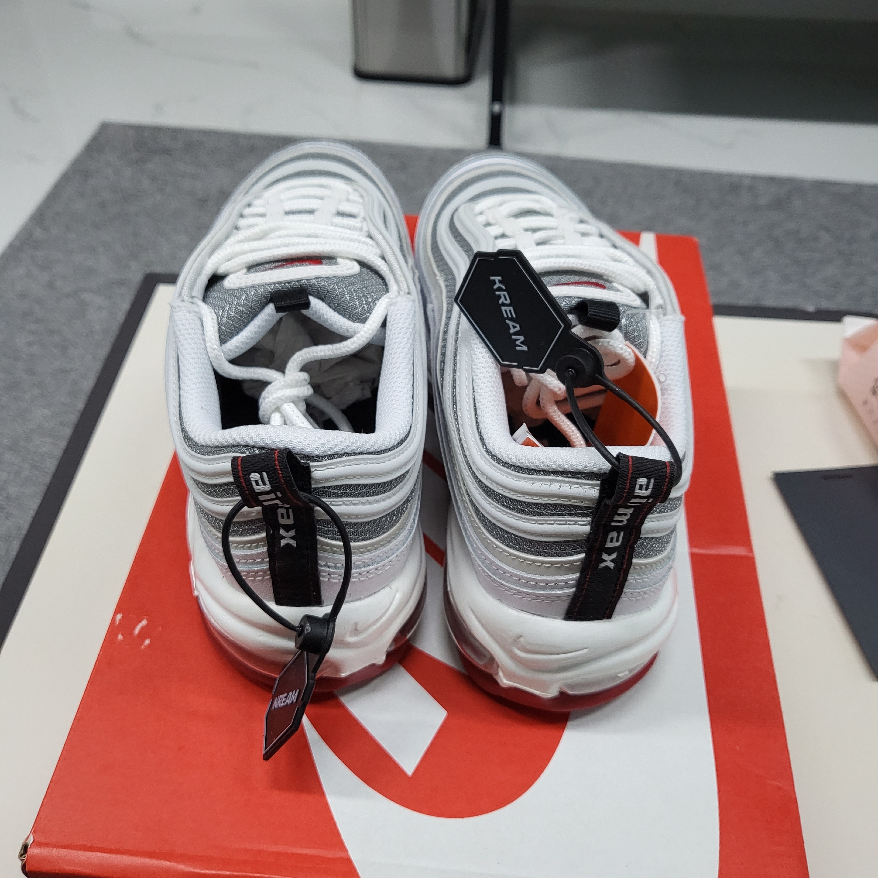 Nike Air Max 97 White and Varsity Red 착용 스타일 - 4