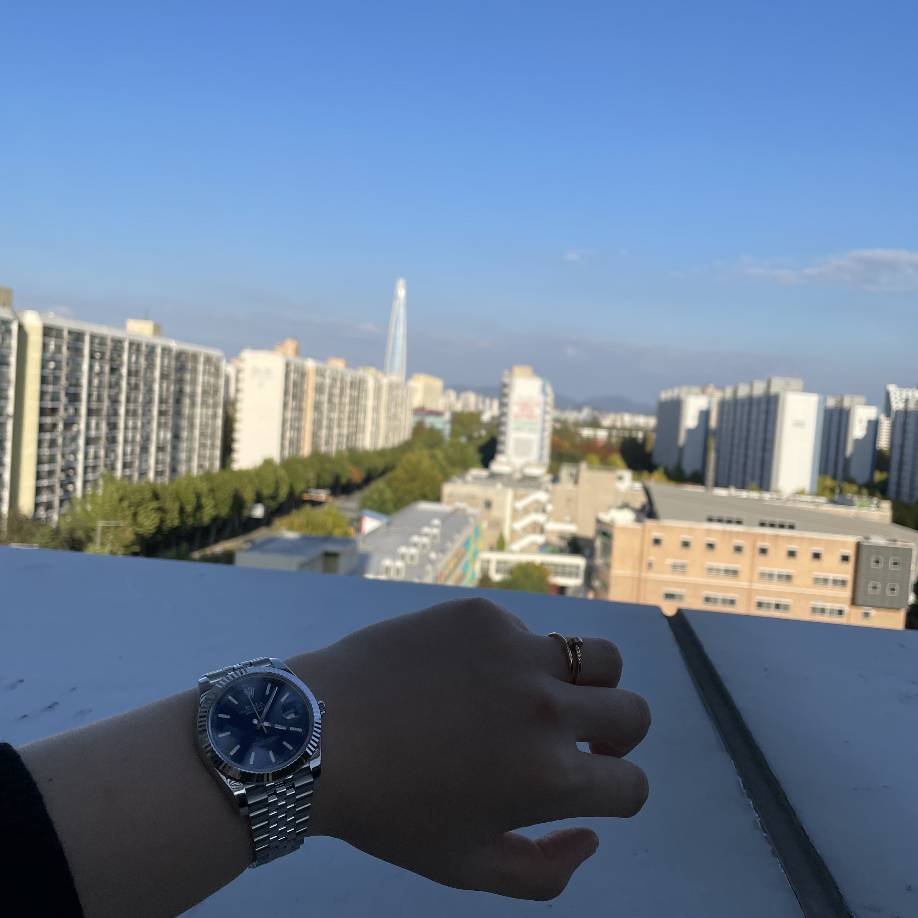 Rolex Datejust 41mm 126334 Bright Blue Jubilee, AMI de Coeur Wool Cardigan Black 착용 스타일