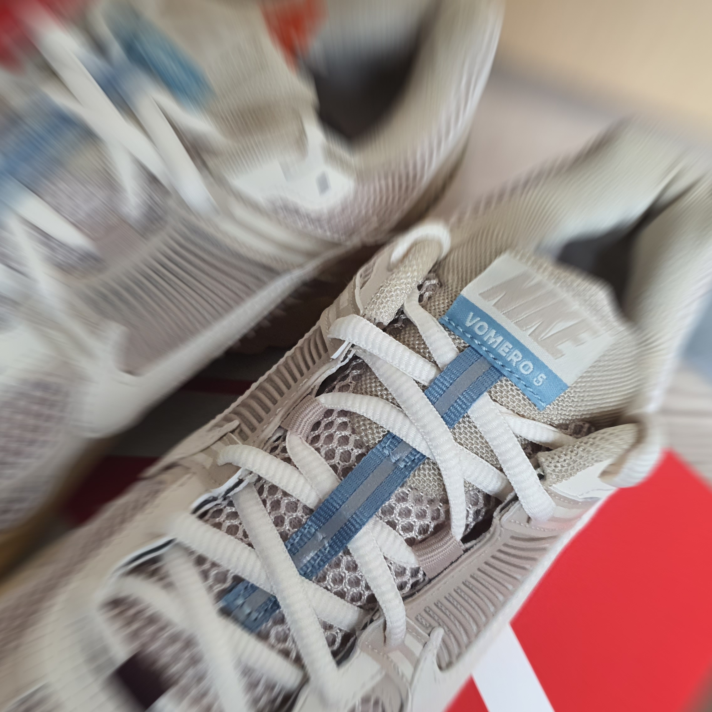 (W) Nike Zoom Vomero 5 Oatmeal, (W) Nike Zoom Vomero 5 Cobblestone and Flat Pewter 착용 스타일 - 1