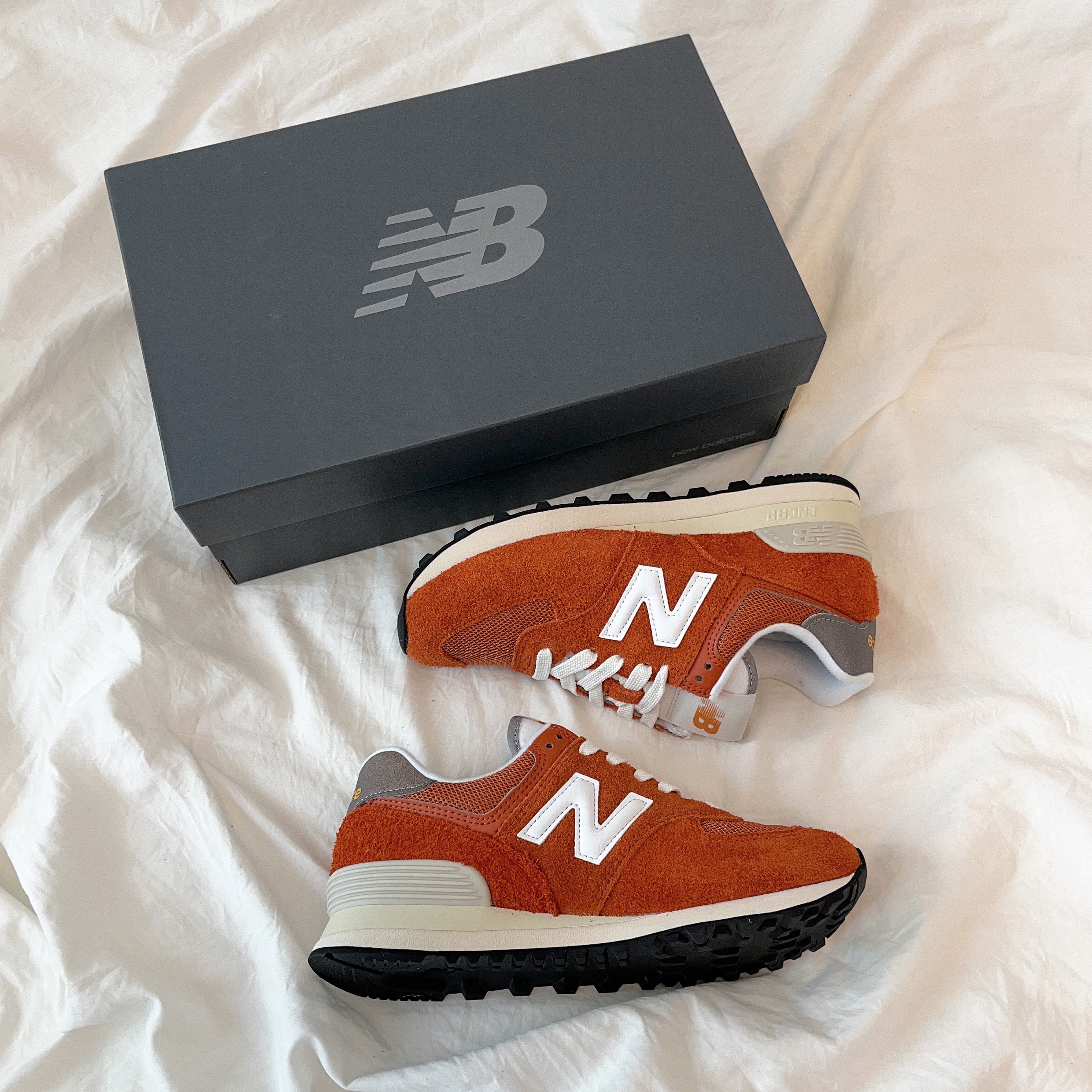New Balance 574 Heritage Orange Burst White 착용 스타일 - 1