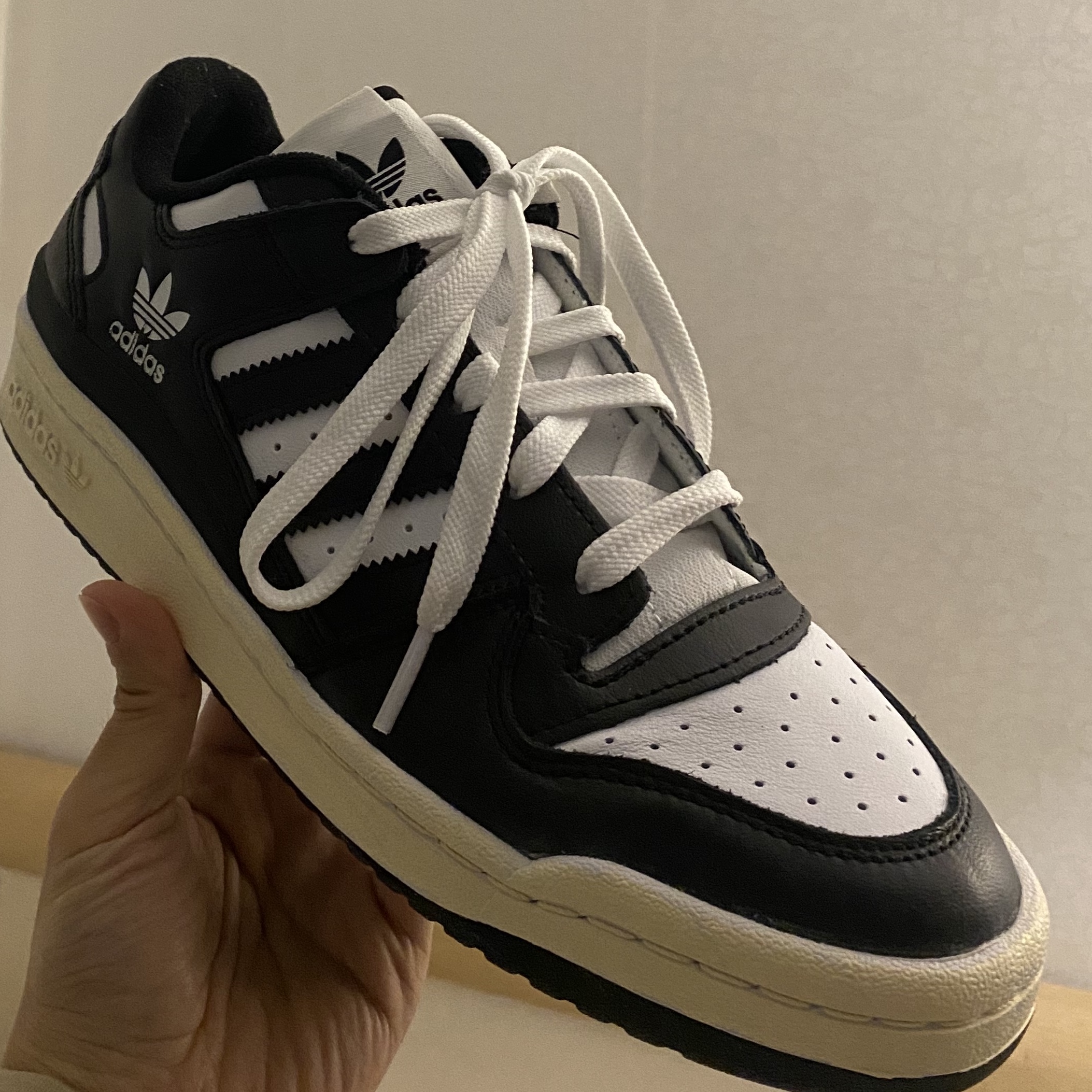Adidas Forum Low Core Black Cloud White 착용 스타일 - 2