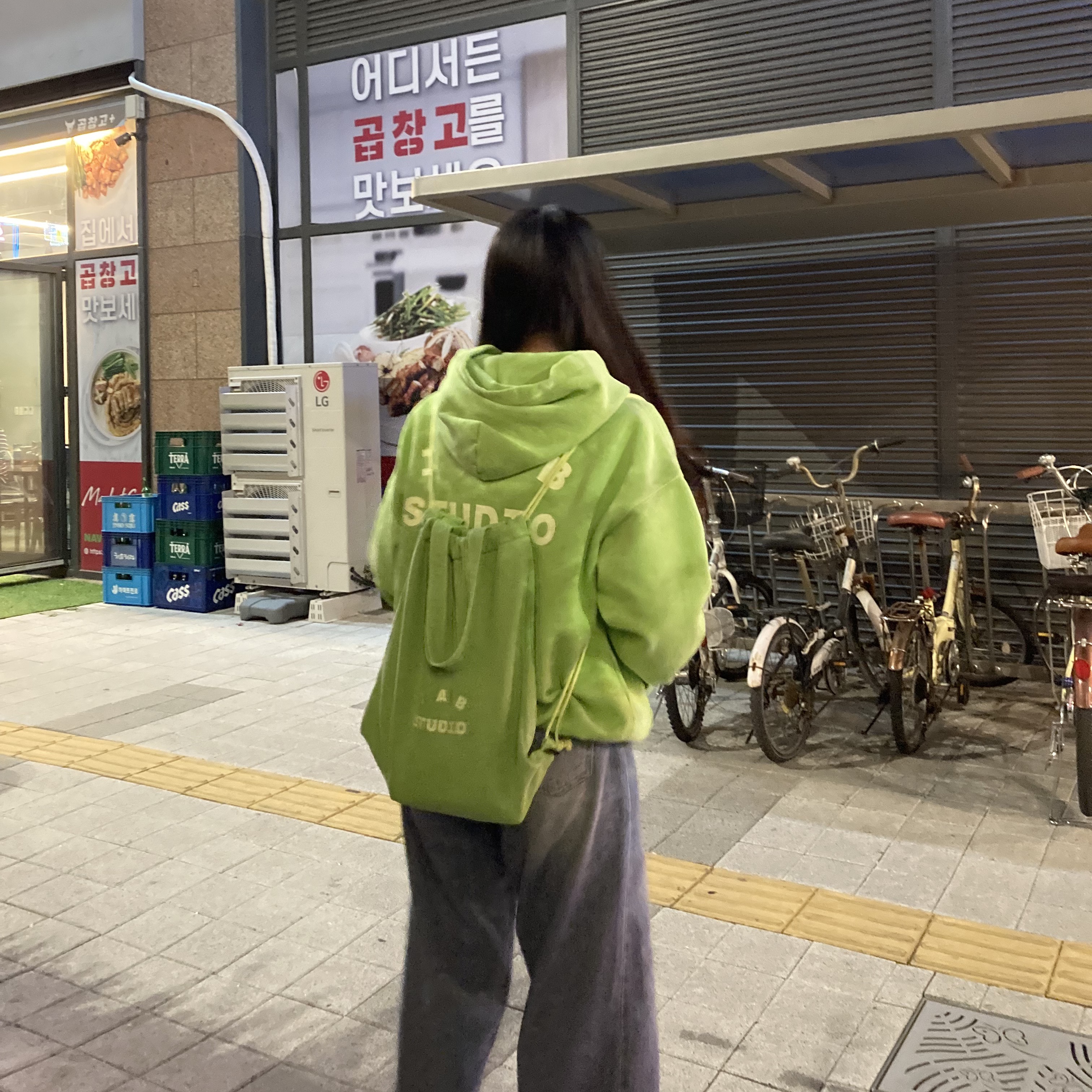IAB Studio Pigment Hoodie & Sack Apple Green 착용 스타일