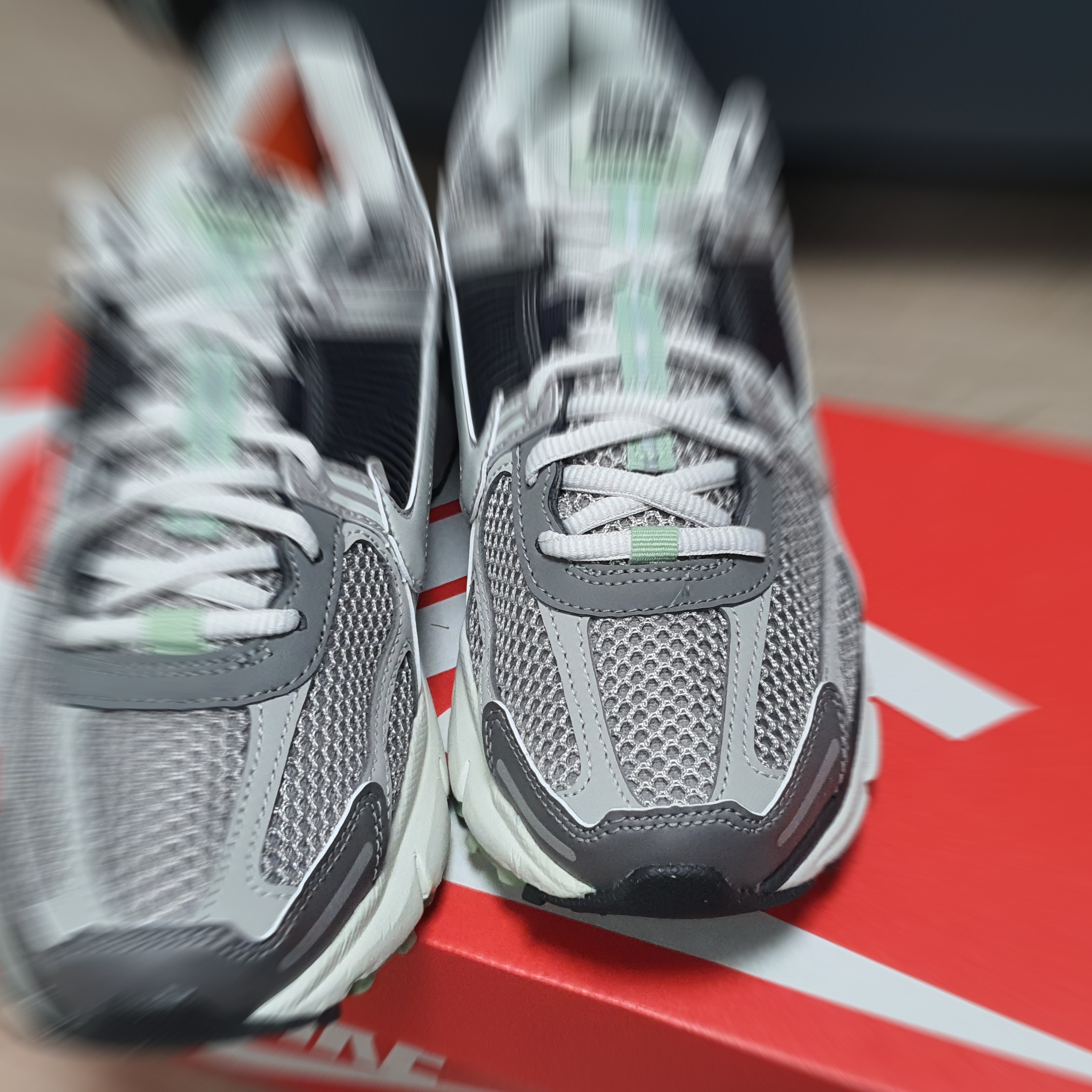 (W) Nike Zoom Vomero 5 Oatmeal, (W) Nike Zoom Vomero 5 Cobblestone and Flat Pewter 착용 스타일 - 4