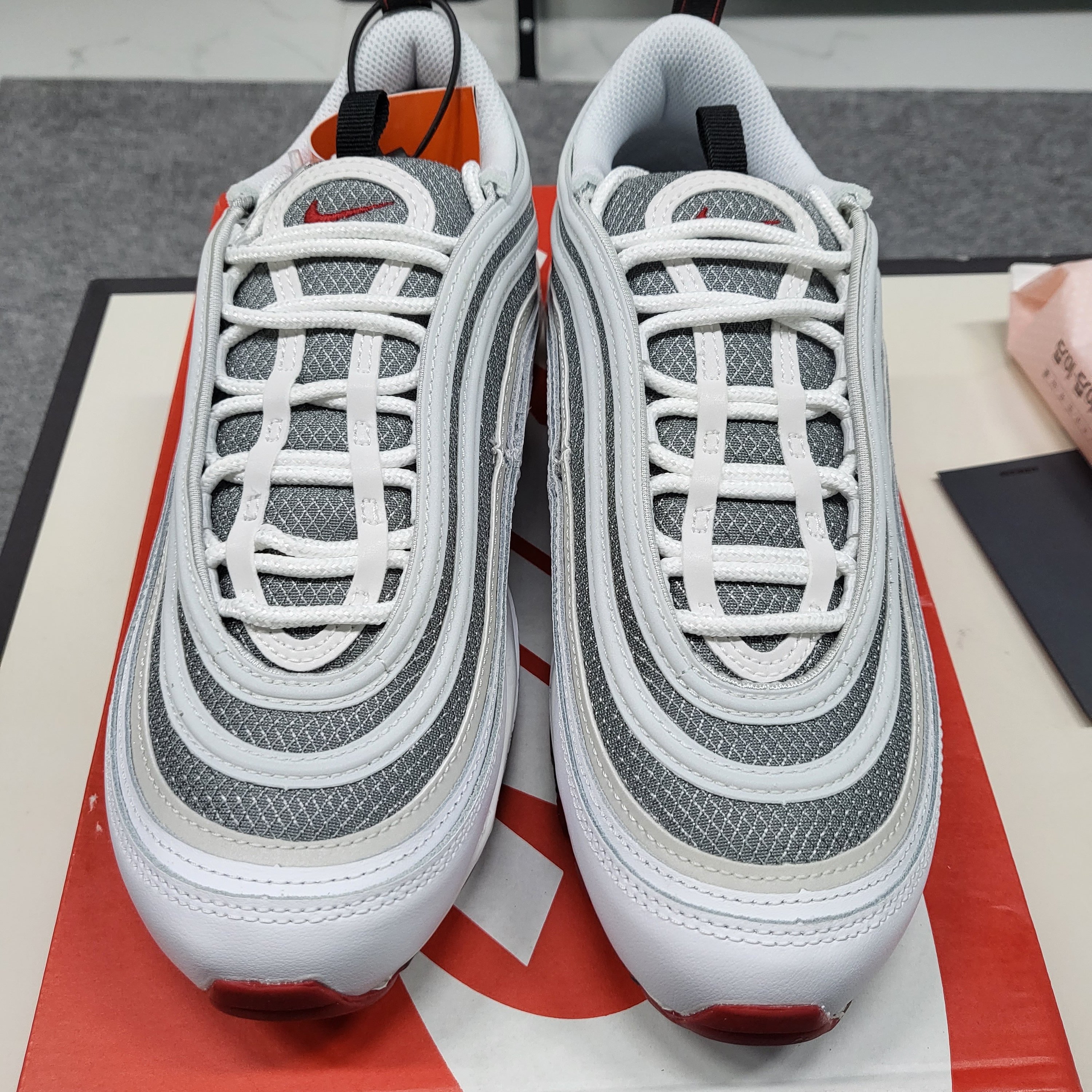 Nike Air Max 97 White and Varsity Red 착용 스타일 - 3
