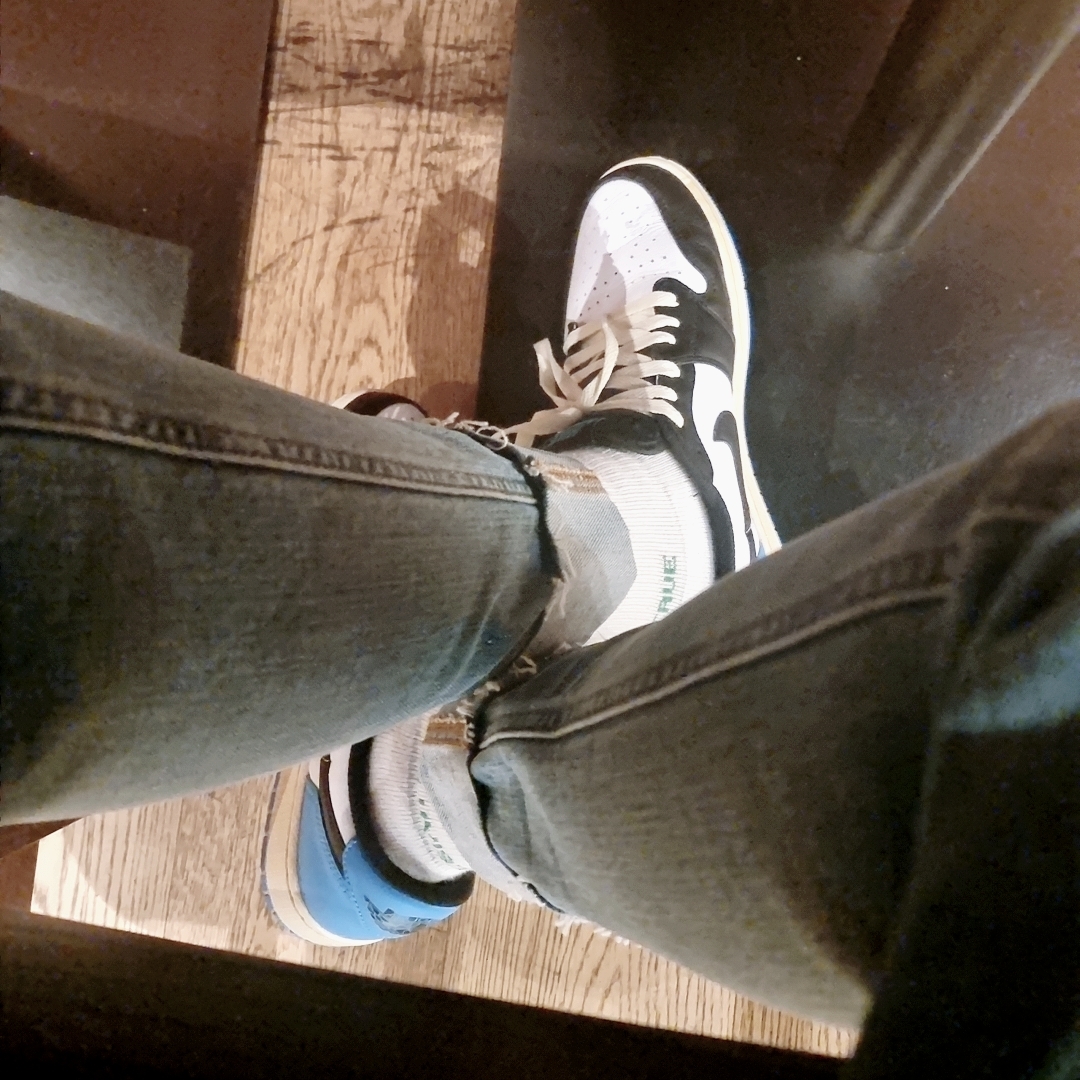 (W) Jordan 1 Retro Low OG Black and Dark Powder Blue 착용 스타일 - 3