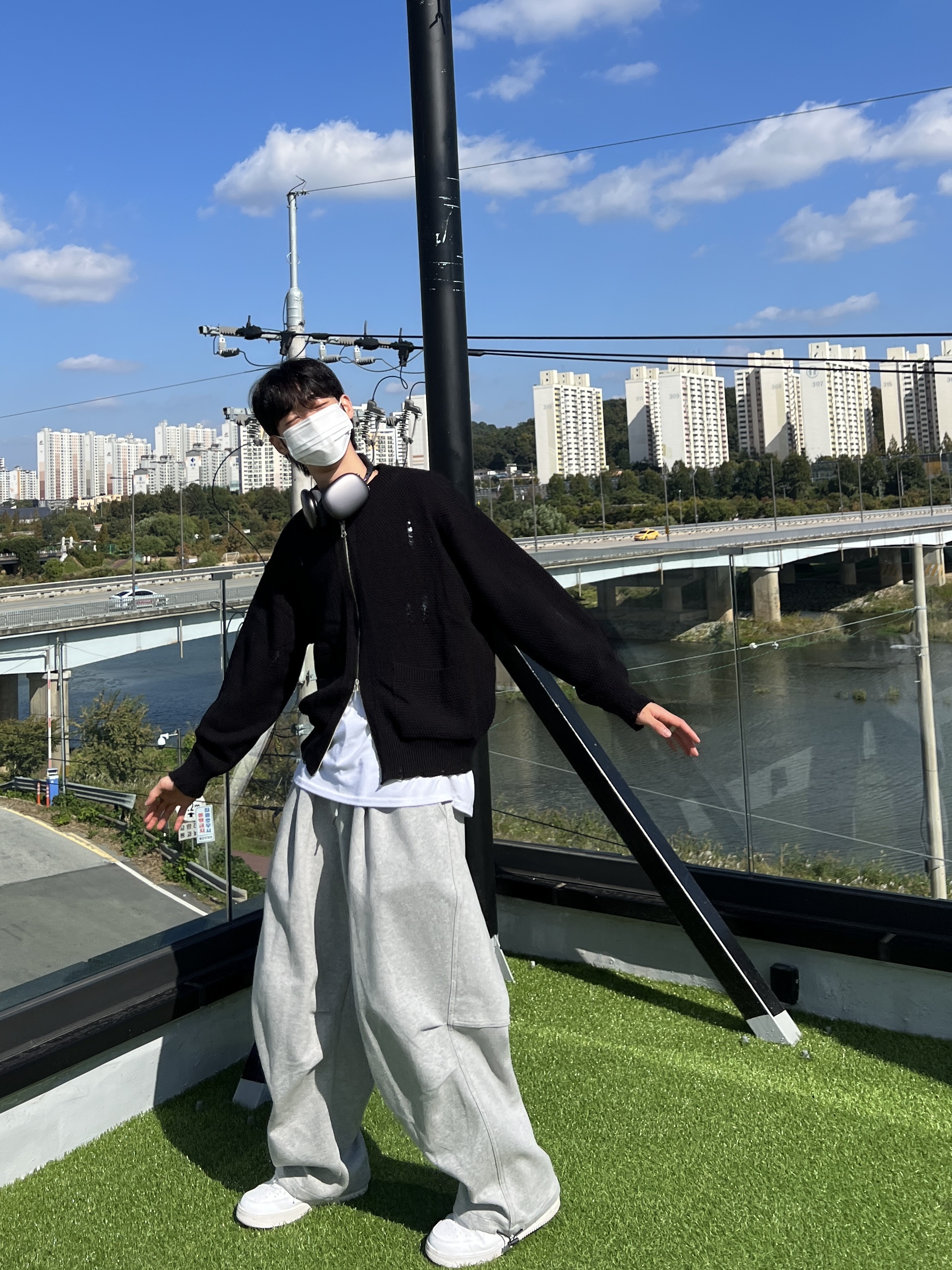 Apple AirPods Max Lightning Space Gray (Korean Ver.), Nike Air Force 1 '07 Low White 착용 스타일 - 2