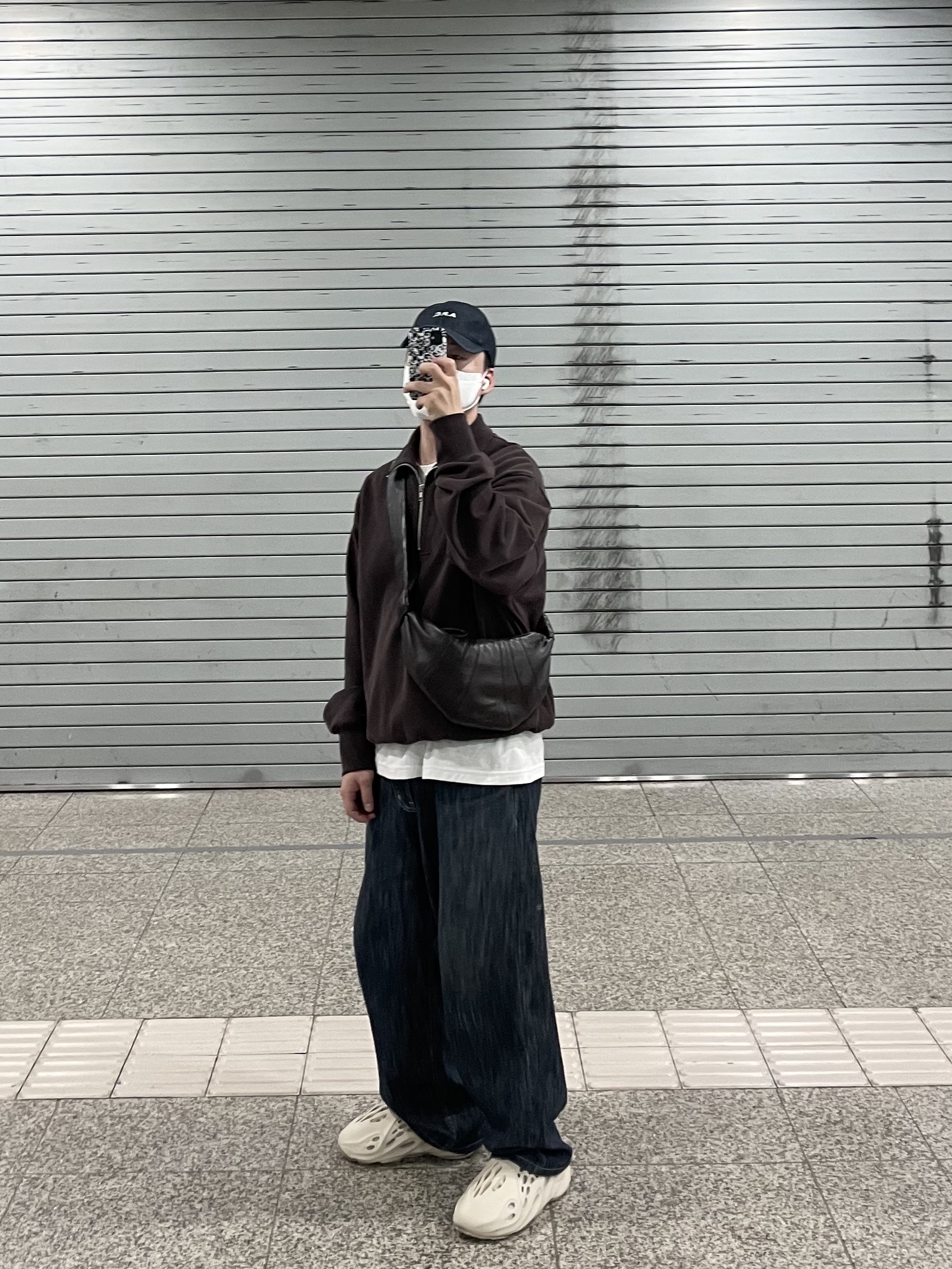 Lemaire Small Croissant Bag Soft Nappa Leather Dark Chocolate, A.P.C. Charlie Baseball Cap Indigo 착용 스타일