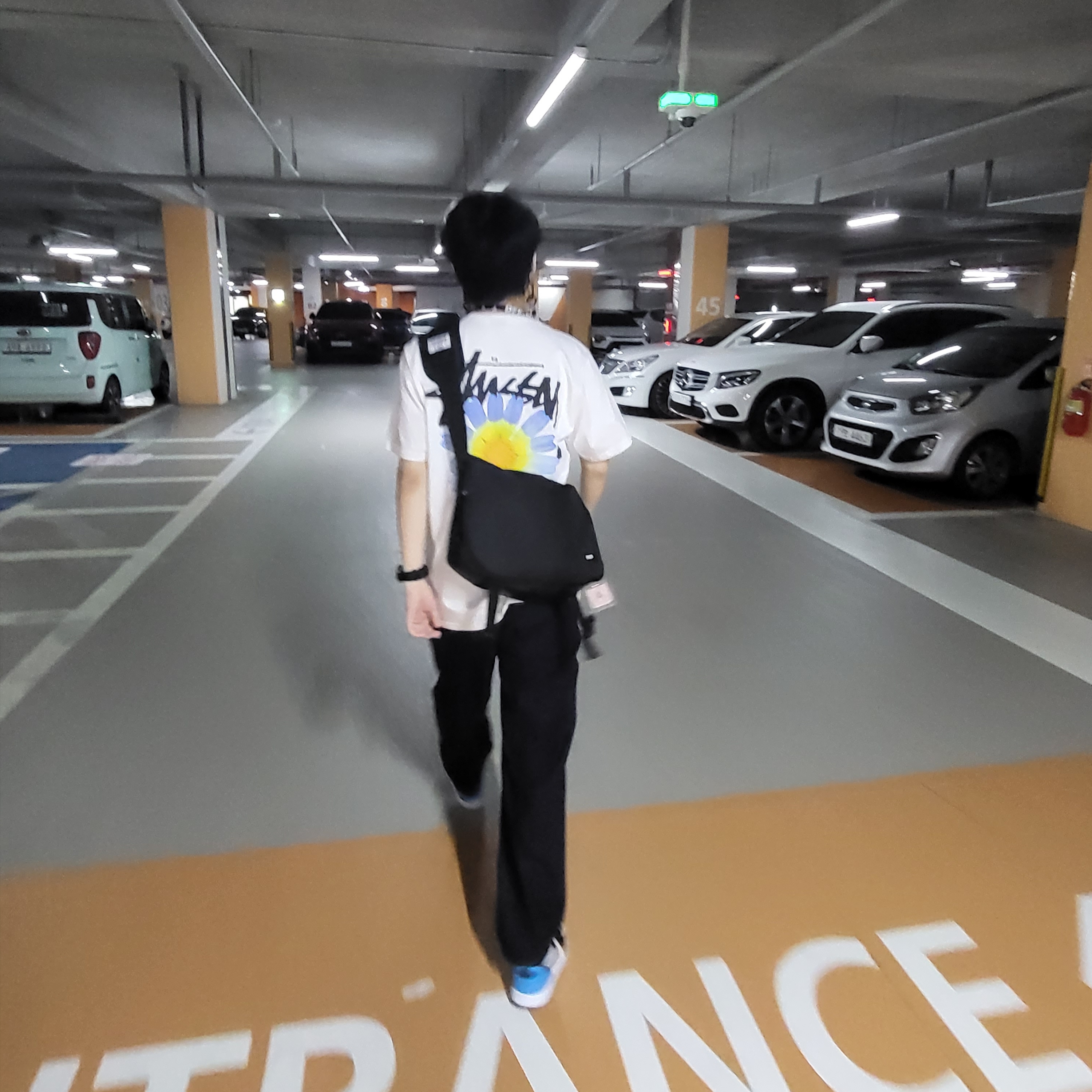 Jordan 1 Retro Low OG Black and Dark Powder Blue, Stussy ITP Flower T-Shirt White 착용 스타일 - 2