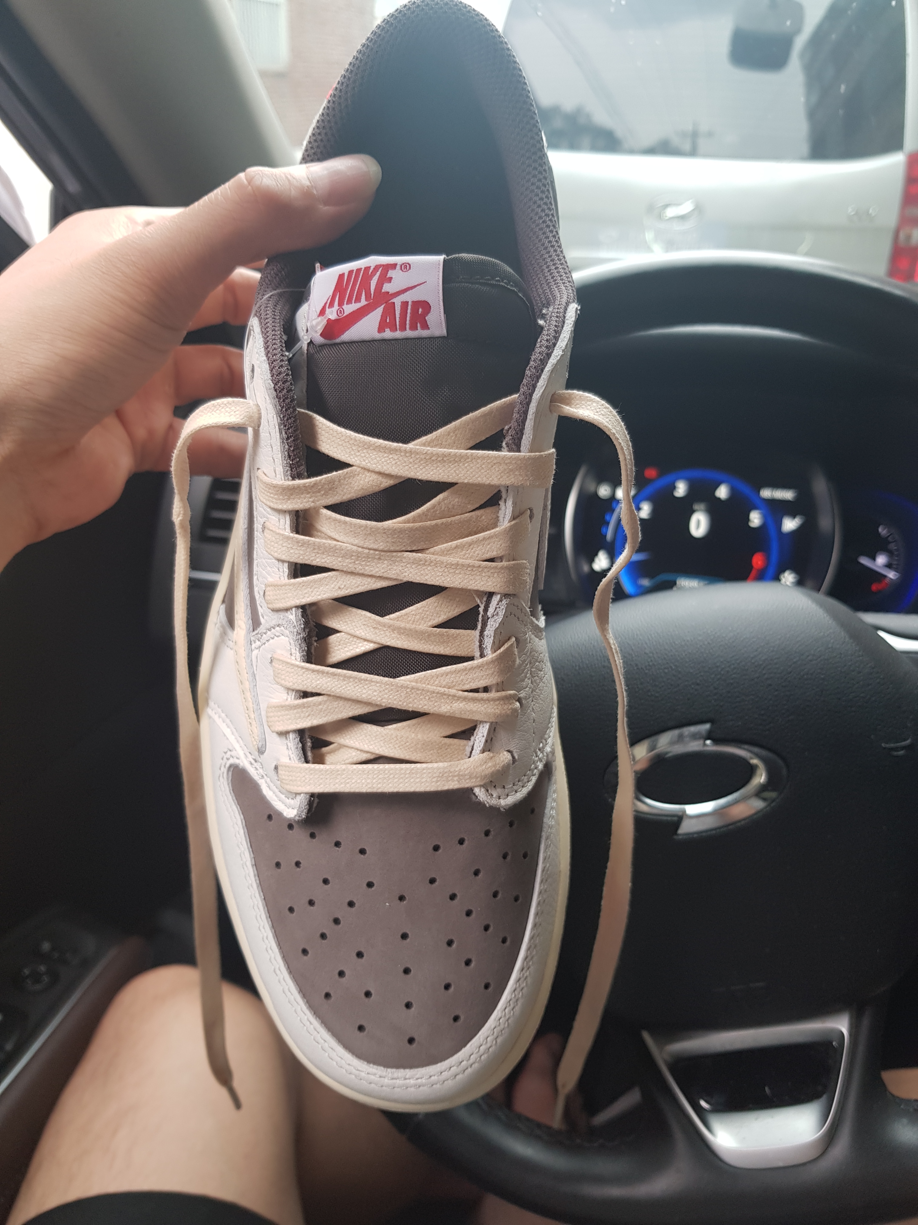 Jordan 1 x Travis Scott Retro Low OG SP Sail and Ridgerock 착용 스타일 - 1