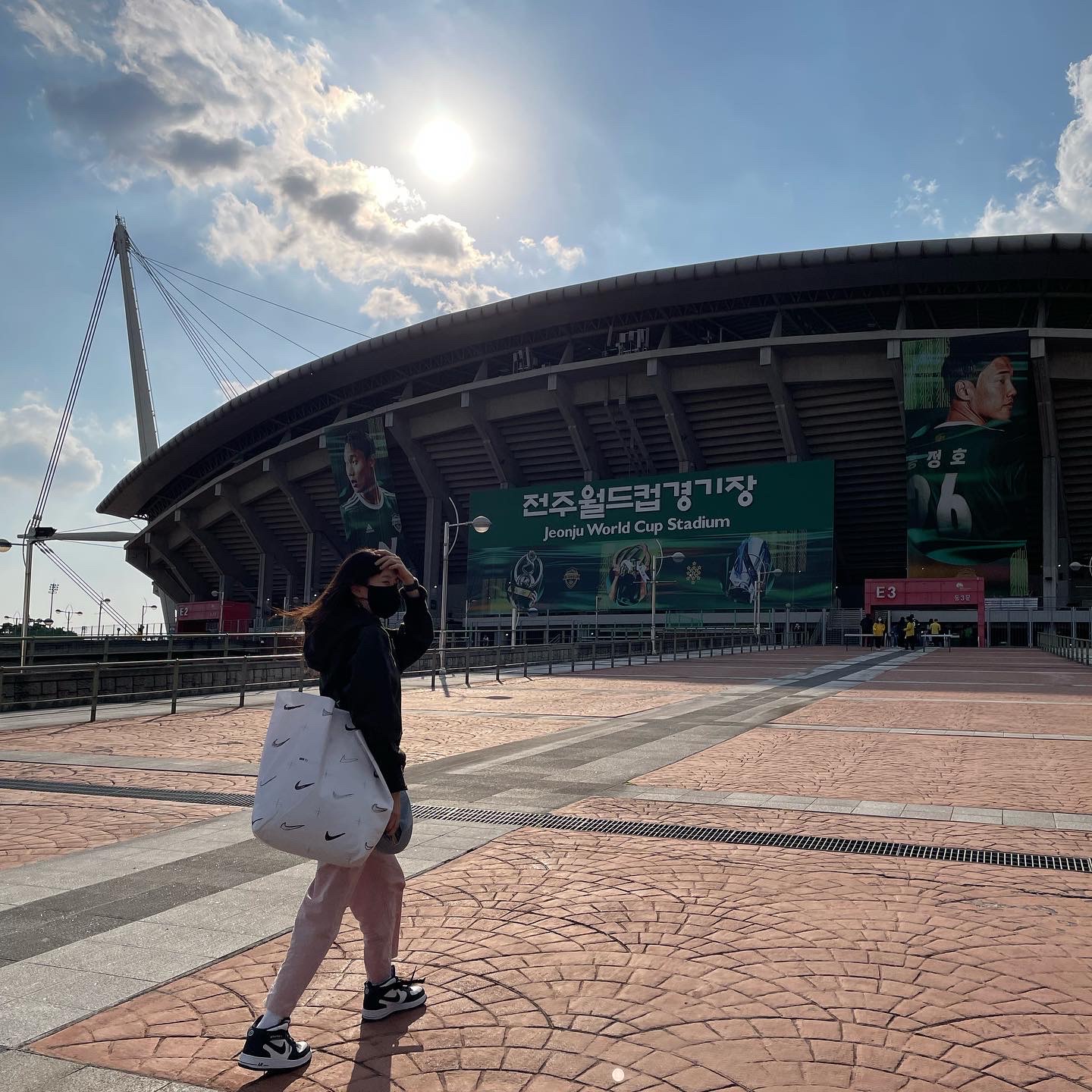 Nike x Billie Eilish NRG Fleece Hoodie Sequoia - Asia, Nike x Stussy Air Force 1 '07 Mid SP Black and Light Bone 착용 스타일 - 1