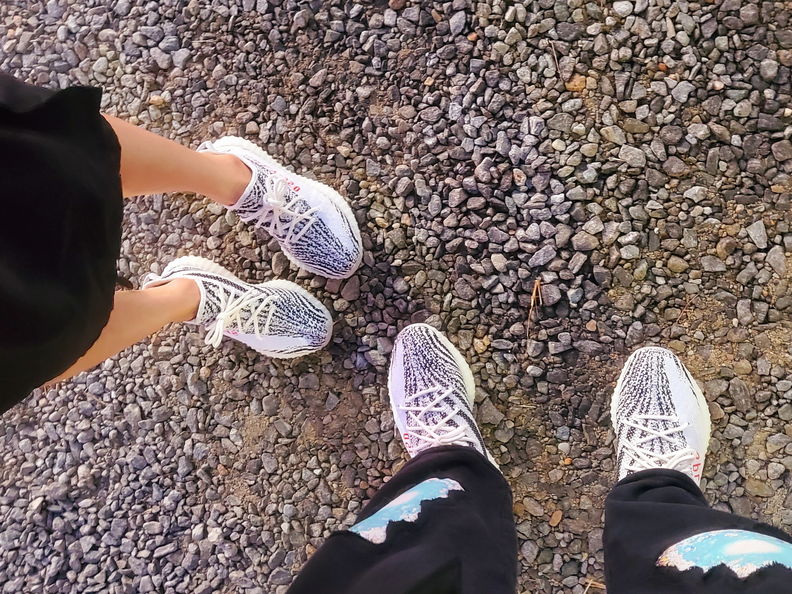 Adidas Yeezy Boost 350 V2 Zebra 2022/2023 착용 스타일