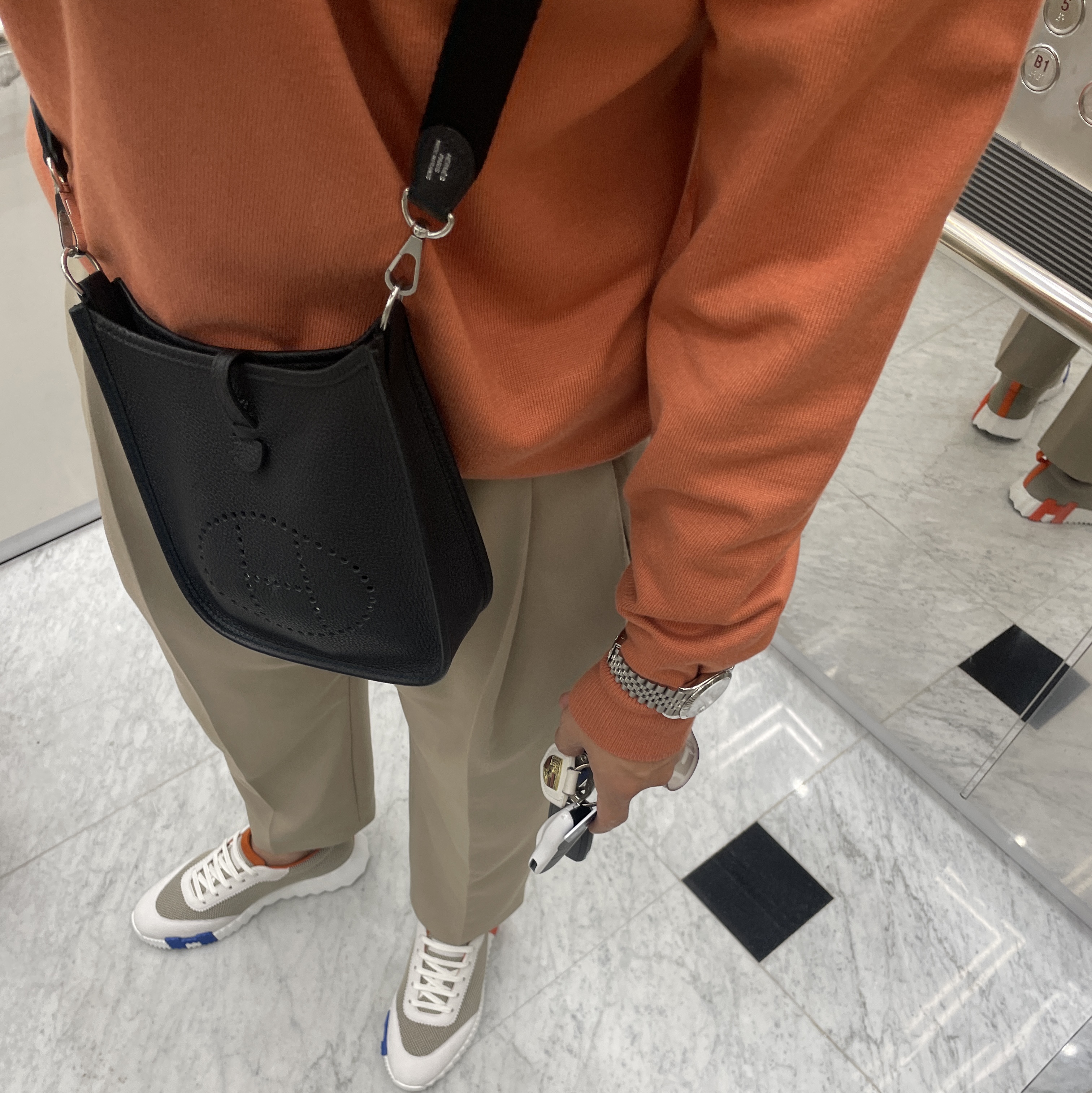 Hermes Bouncing Sneakers Mesh Suede Goatskin & Multicolore Beige, Hermes Evelyne 16 Amazone Bag Clemence & Palladium Noir 착용 스타일