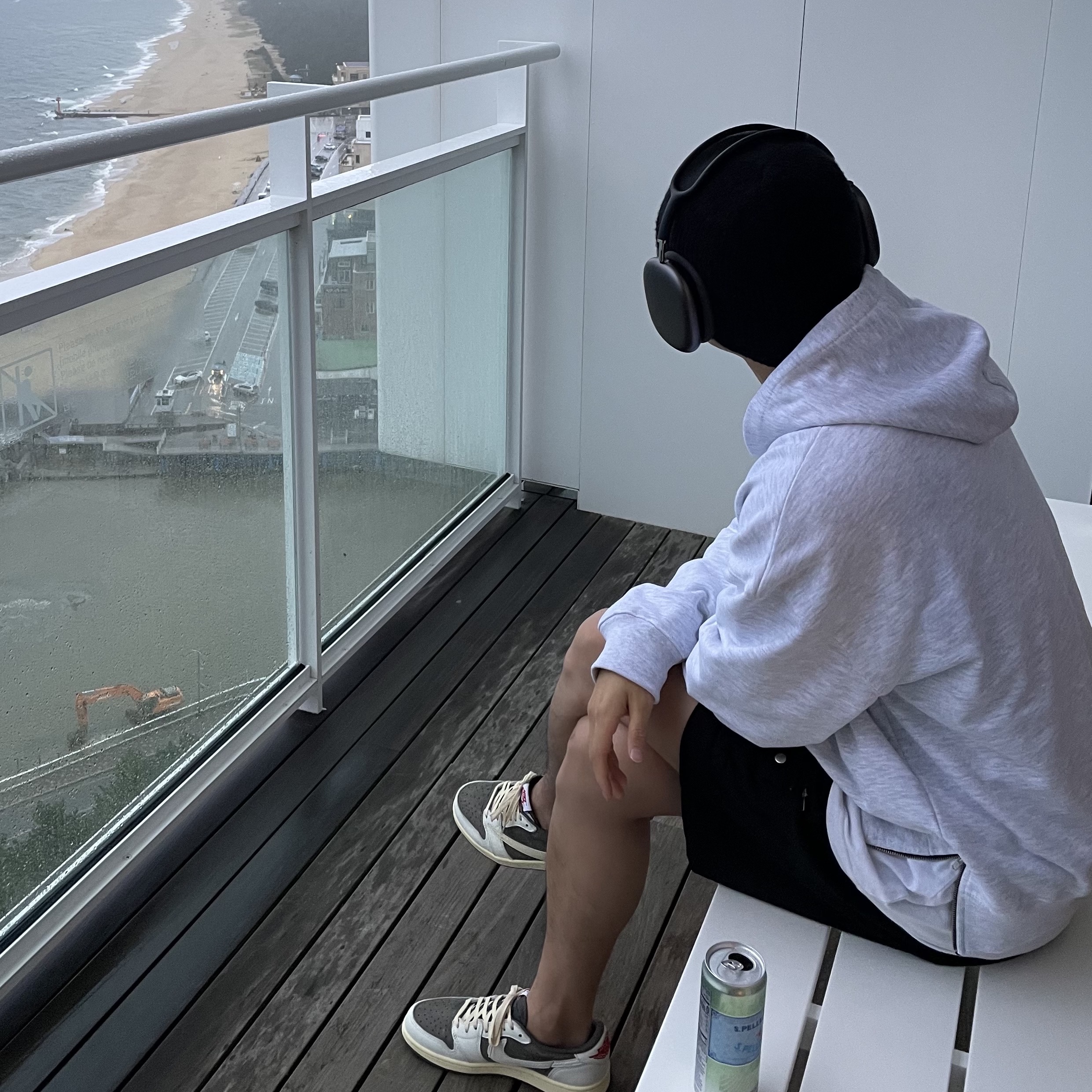 Jordan 1 x Travis Scott Retro Low OG SP Sail and Ridgerock 착용 스타일