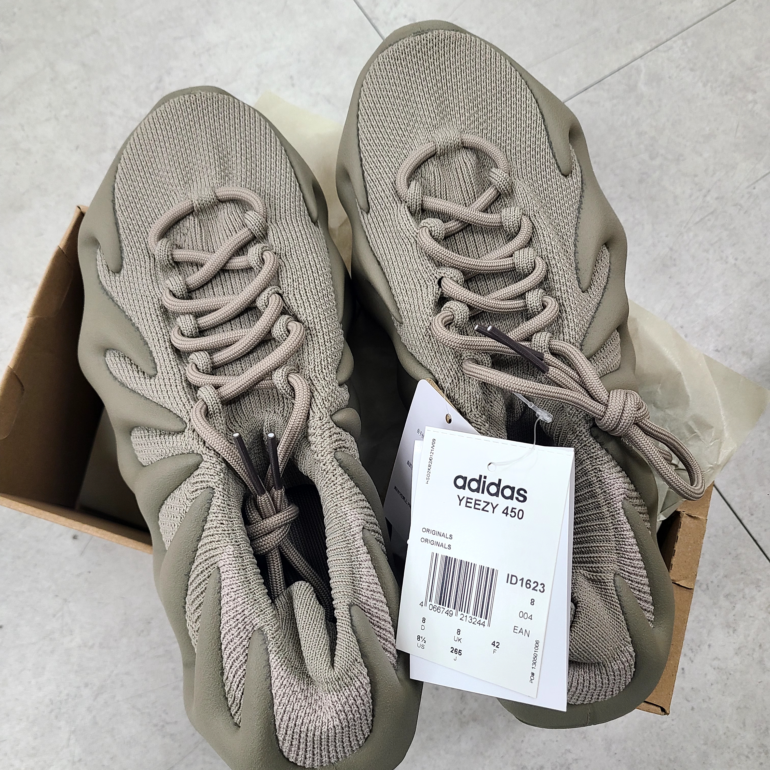 Adidas Yeezy 450 Stone Flax 착용 스타일 - 1