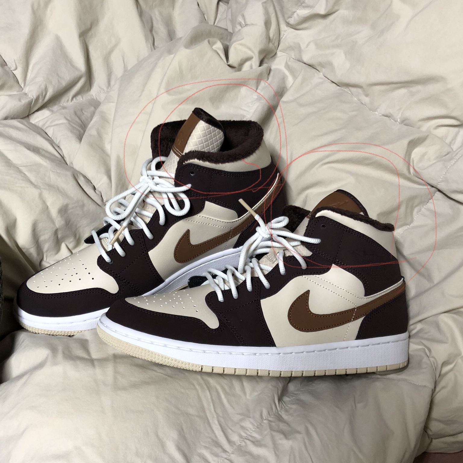 (W) Jordan 1 Mid Fleece Baroque Brown Sail 착용 스타일 - 1