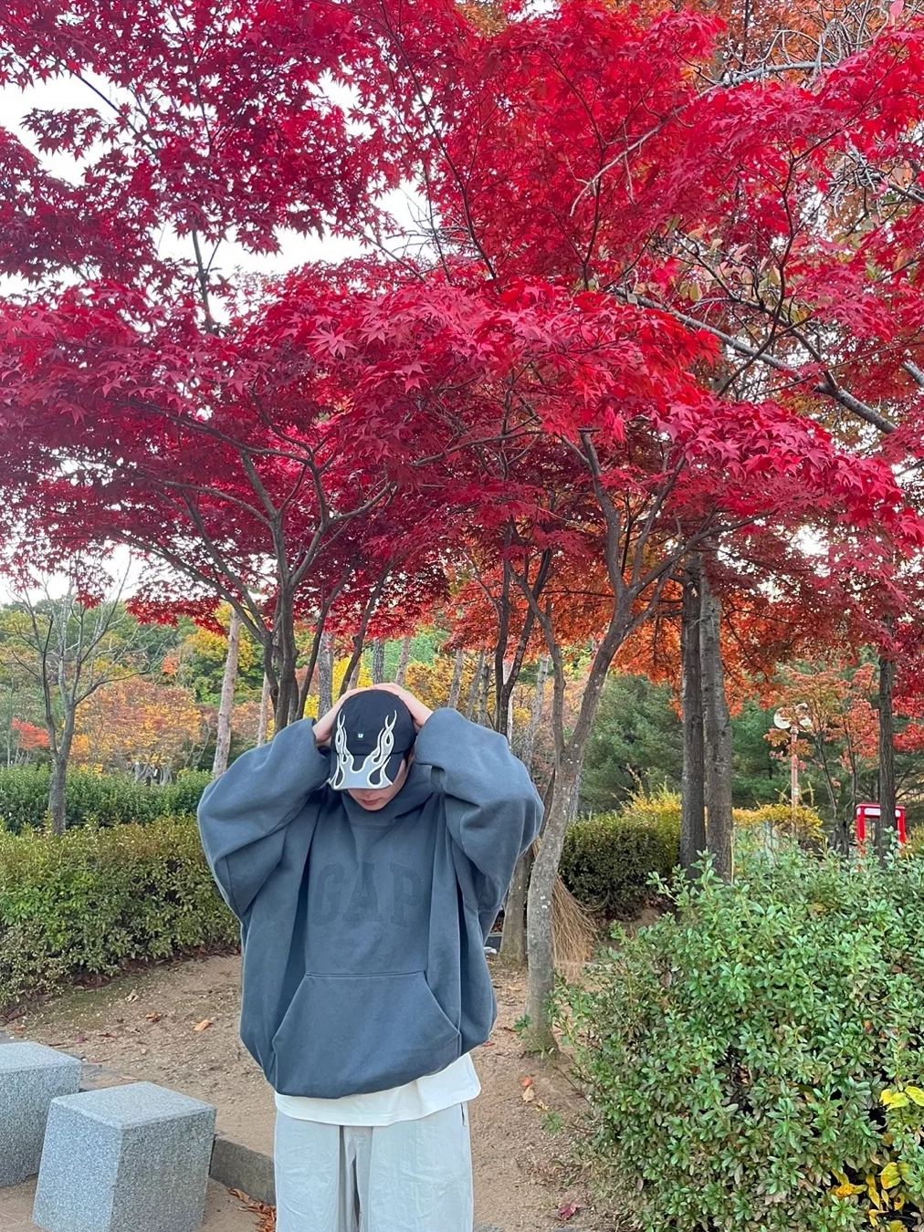 Yeezy Gap Engineered By Balenciaga Dove Hoodie Black, Adidas Yeezy Foam RNNR Sand 착용 스타일 - 2