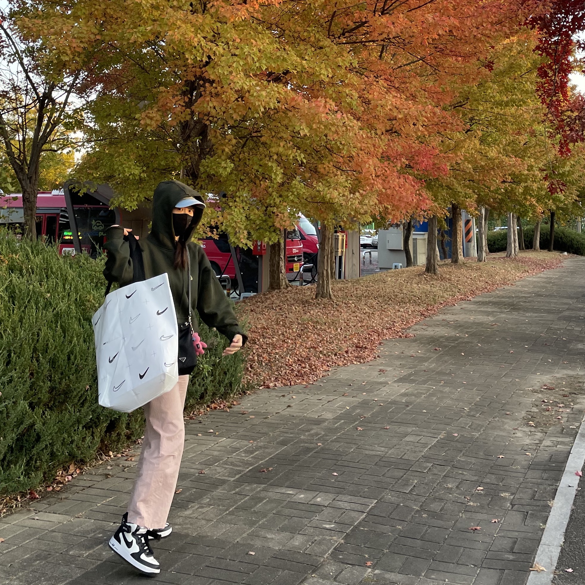 Nike x Billie Eilish NRG Fleece Hoodie Sequoia - Asia, Nike x Stussy Air Force 1 '07 Mid SP Black and Light Bone 착용 스타일 - 3