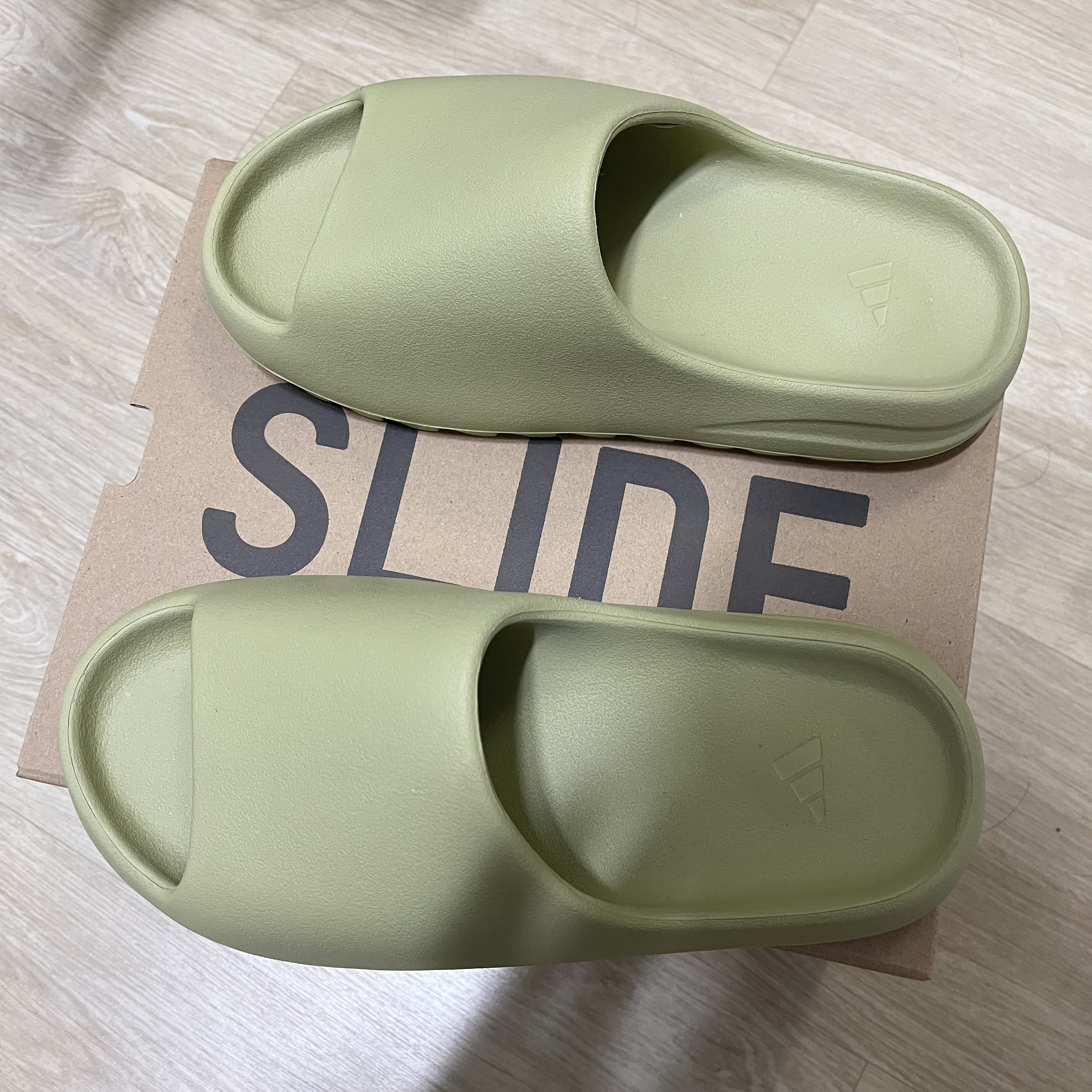 Adidas Yeezy Slide Resin 2022 착용 스타일