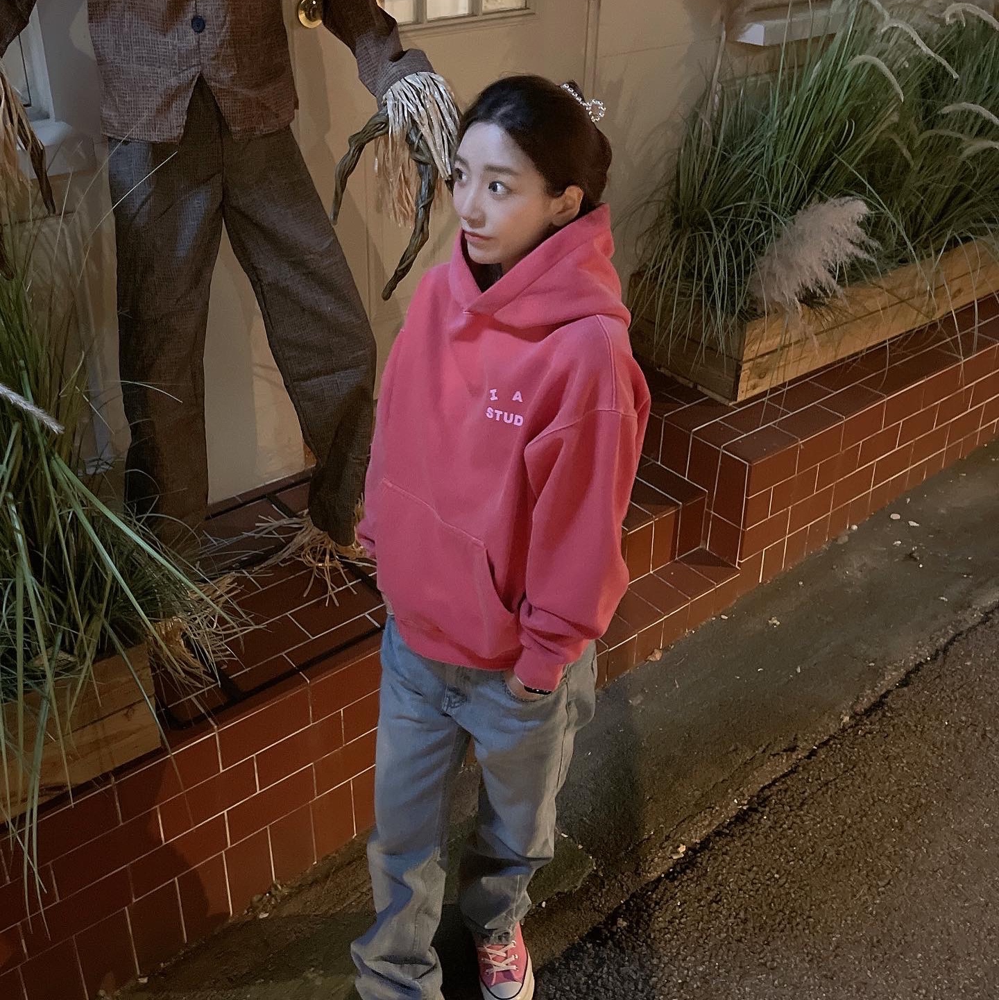 IAB Studio Pigment Hoodie & Sack Coral 착용 스타일 - 2