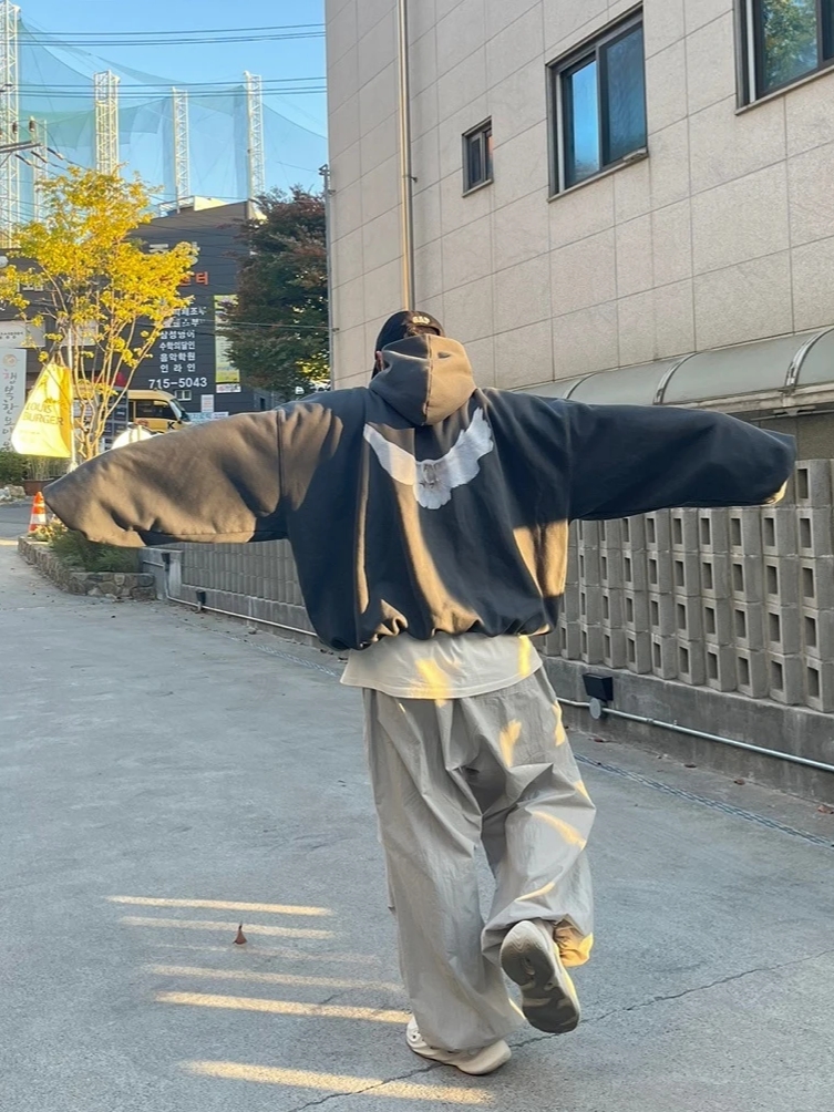 Yeezy Gap Engineered By Balenciaga Dove Hoodie Black, Adidas Yeezy Foam RNNR Sand 착용 스타일 - 1