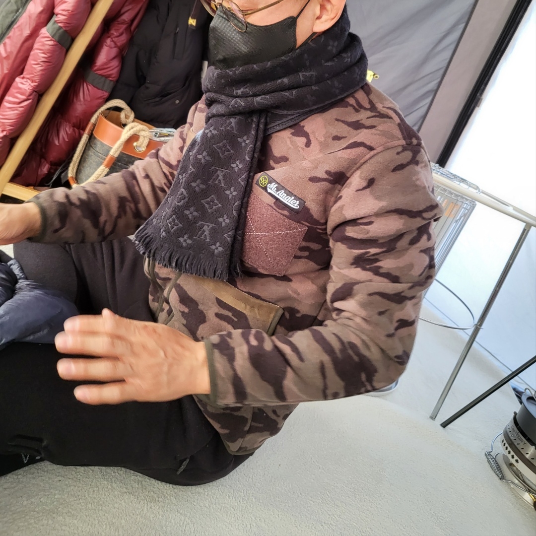 Louis Vuitton Monogram Classic Muffler Black 착용 스타일