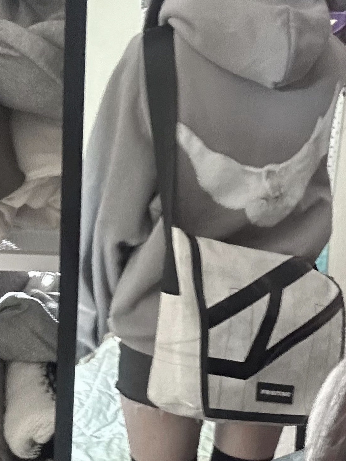 Yeezy Gap Engineered By Balenciaga Dove Shrunken Hoodie Gray 착용 스타일 - 3