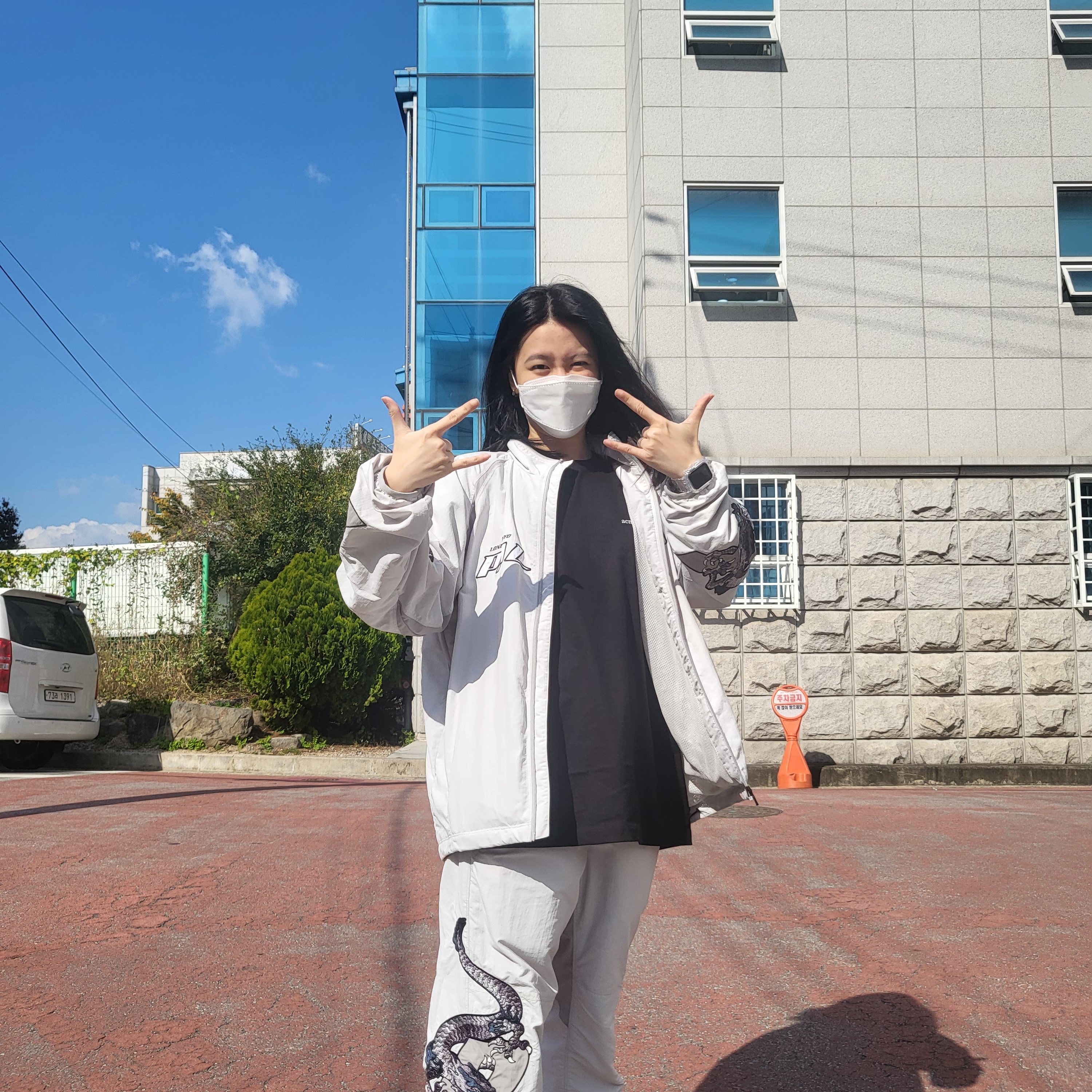Palace Enter The Dragon Jacket Light Grey - 20FW, Palace Enter The Dragon Joggers Light Grey - 20FW 착용 스타일 - 1
