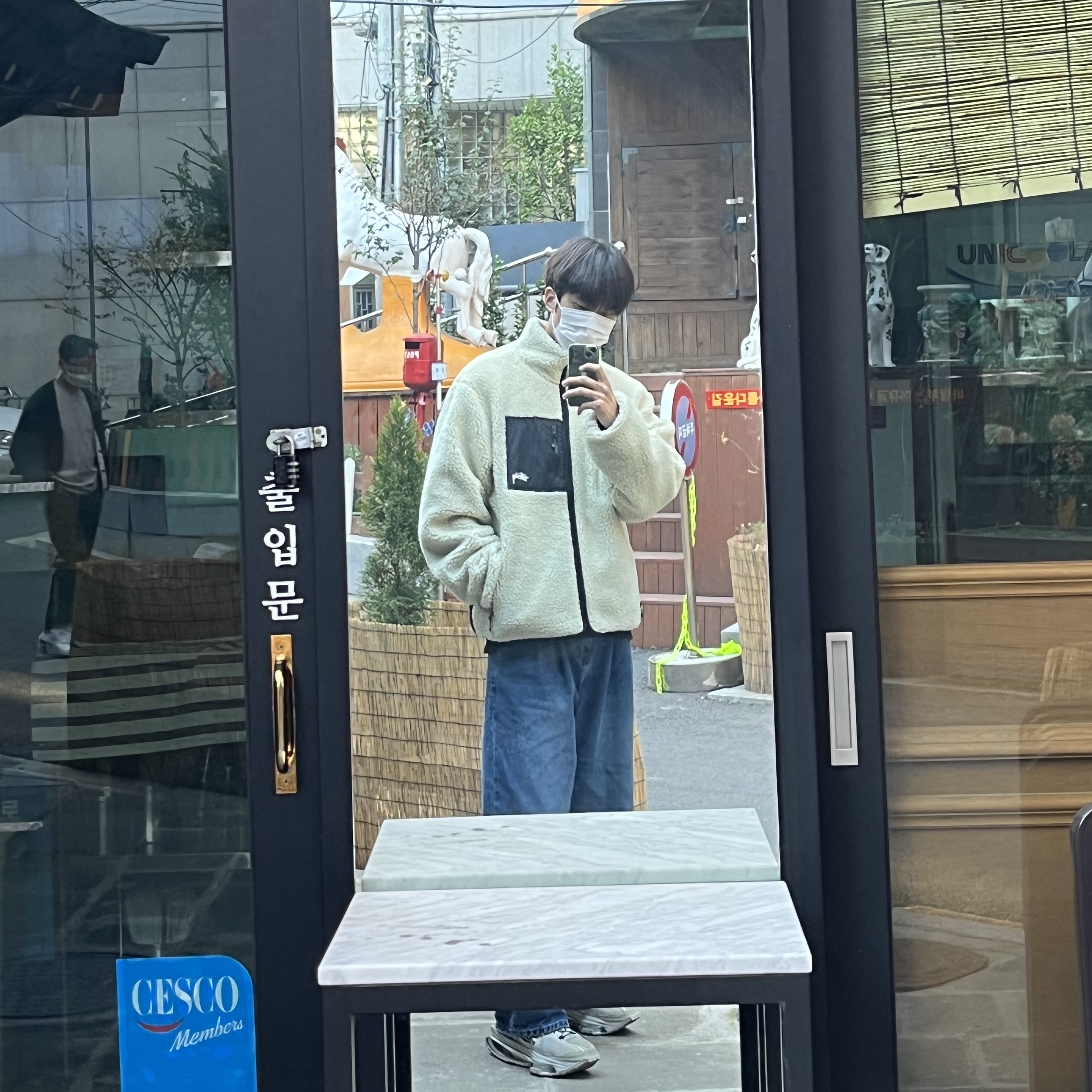 Stussy 8 Ball Sherpa Jacket Natural, Nike x Matthew M Williams Zoom 004 Stone 착용 스타일