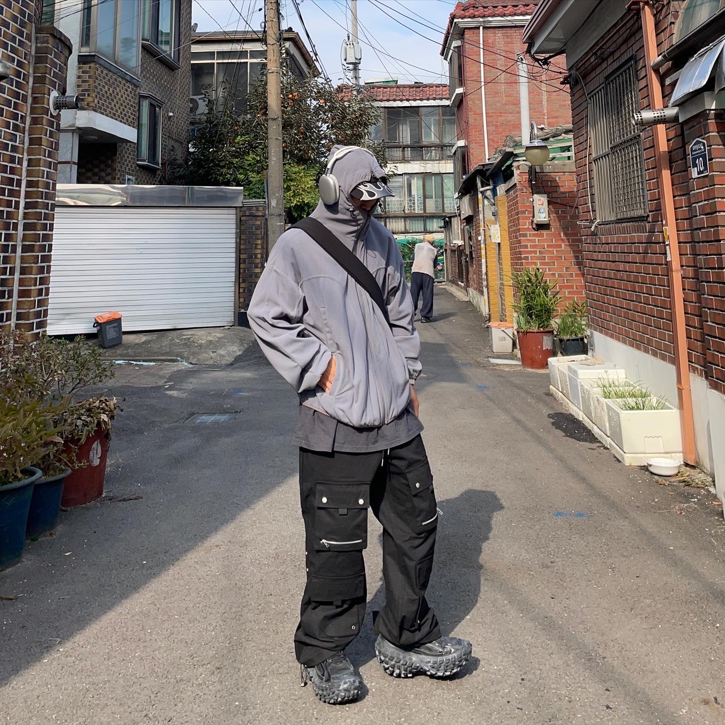 Yeezy Gap Engineered By Balenciaga Flame Cap Black, Yeezy Gap Engineered By Balenciaga Snake Bag Black 착용 스타일 - 2
