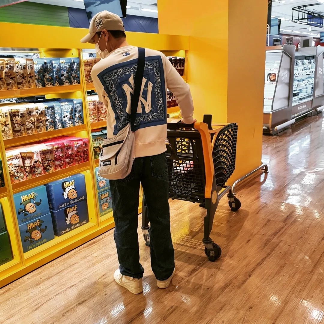 Nike x Stussy Air Force 1 '07 Mid SP Fossil, Supreme Small Messenger Bag Silver - 22SS 착용 스타일 - 1
