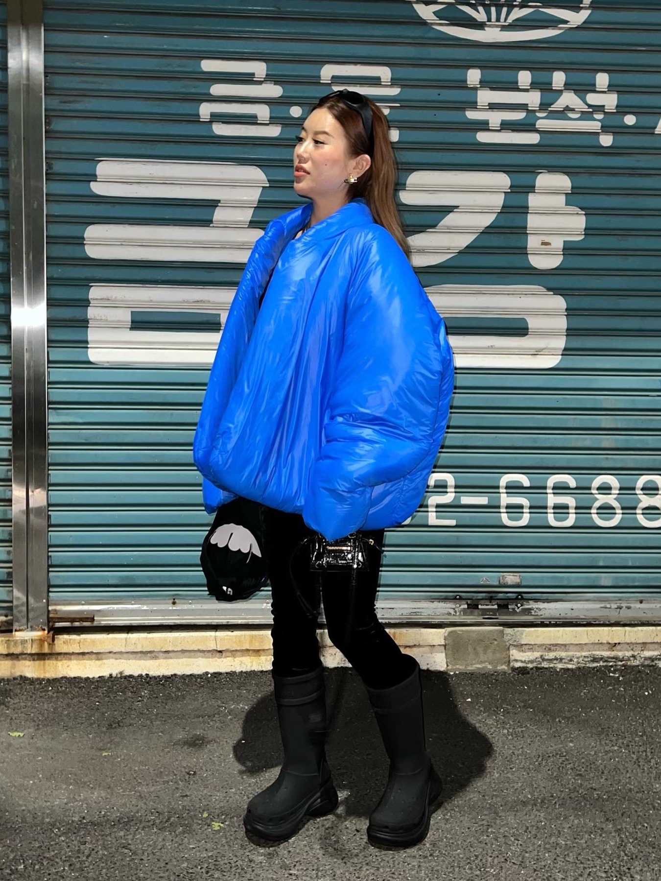 Yeezy Gap Engineered By Balenciaga Flame Cap Black, Balenciaga x Crocs Rubber Boot Black 착용 스타일 - 2