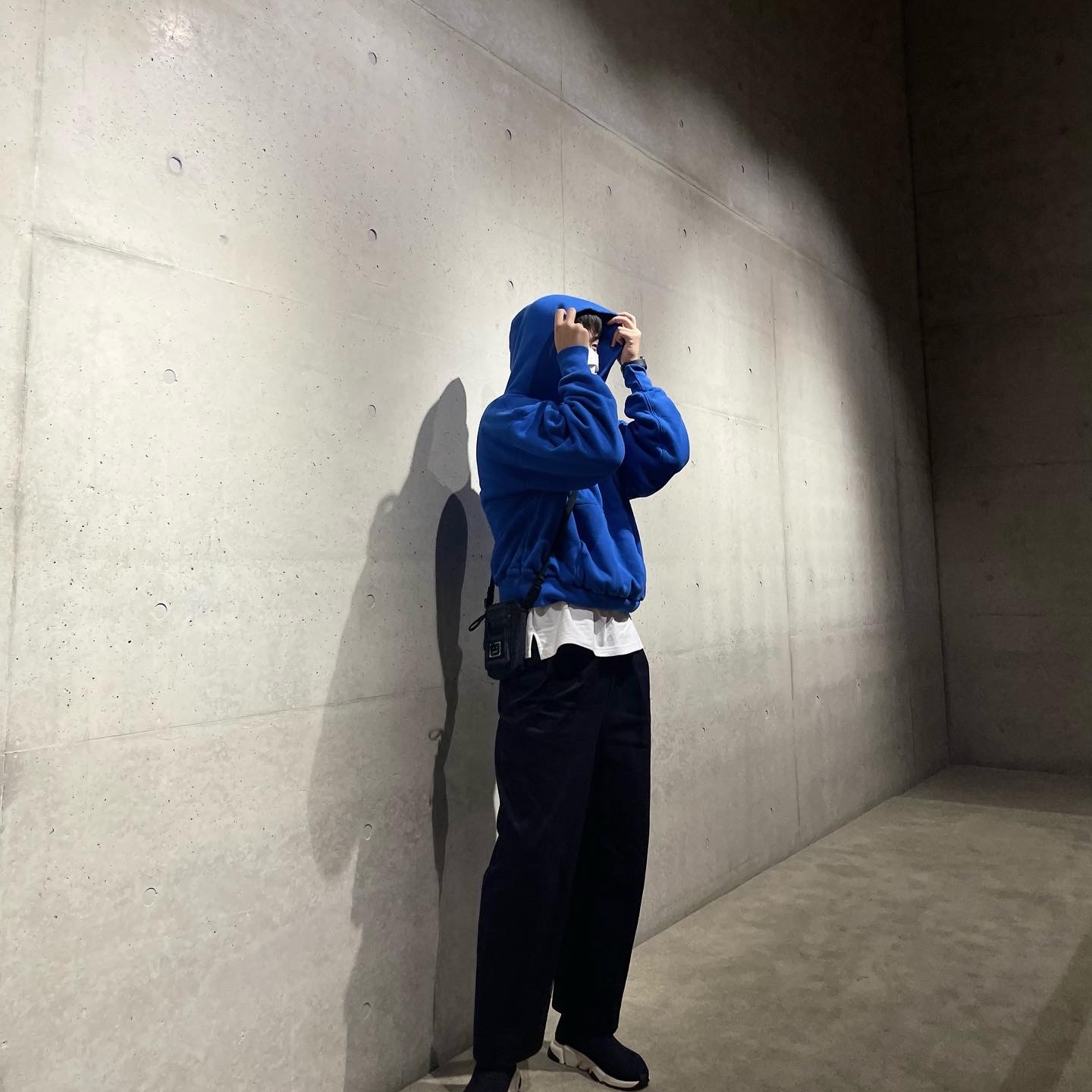 Yeezy Gap Hoodie Blue, Acne Studios Arvel Crossbody Face Bag Black 착용 스타일 - 2