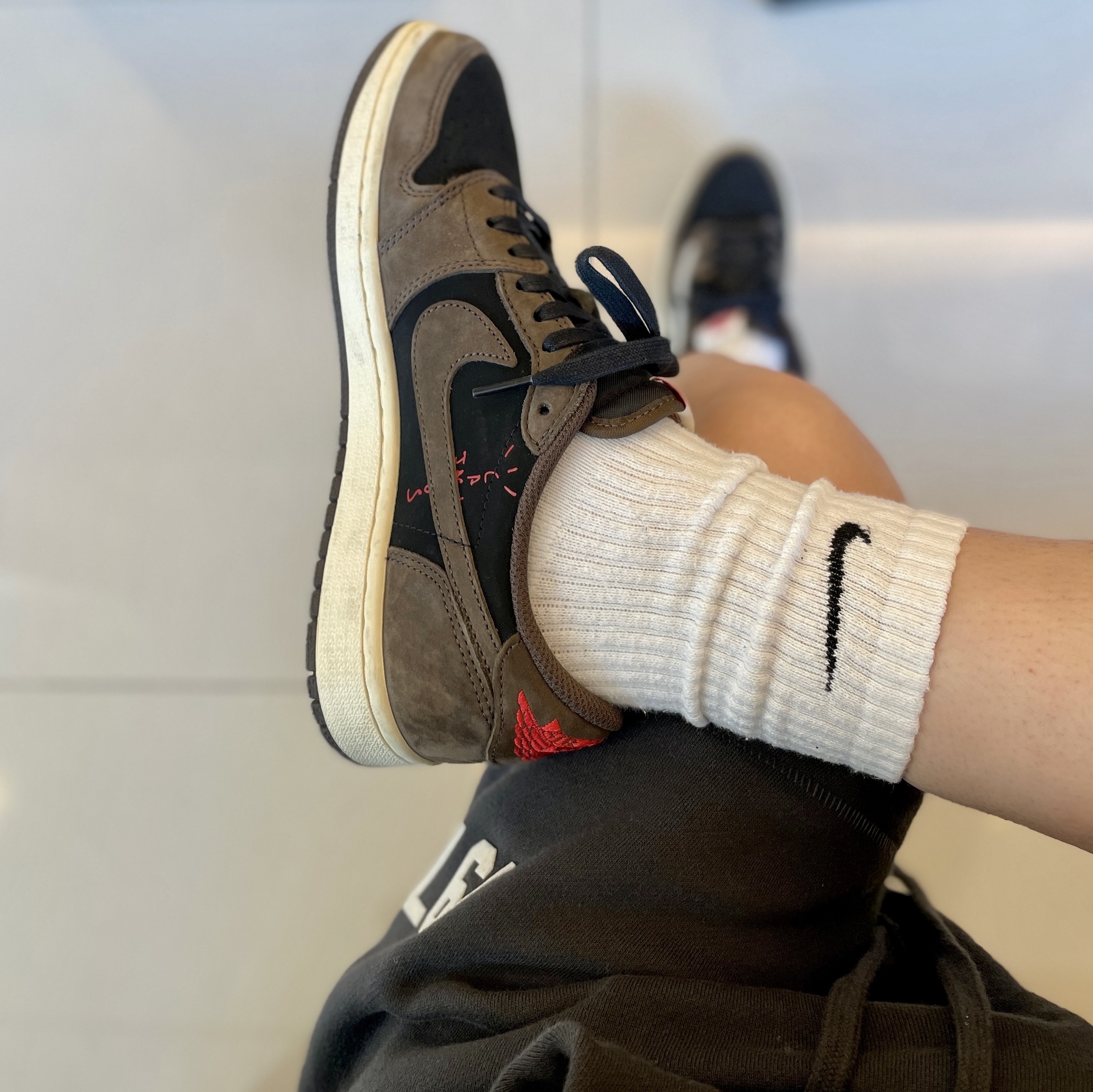 Jordan 1 x Travis Scott Retro Low OG SP Mocha 착용 스타일