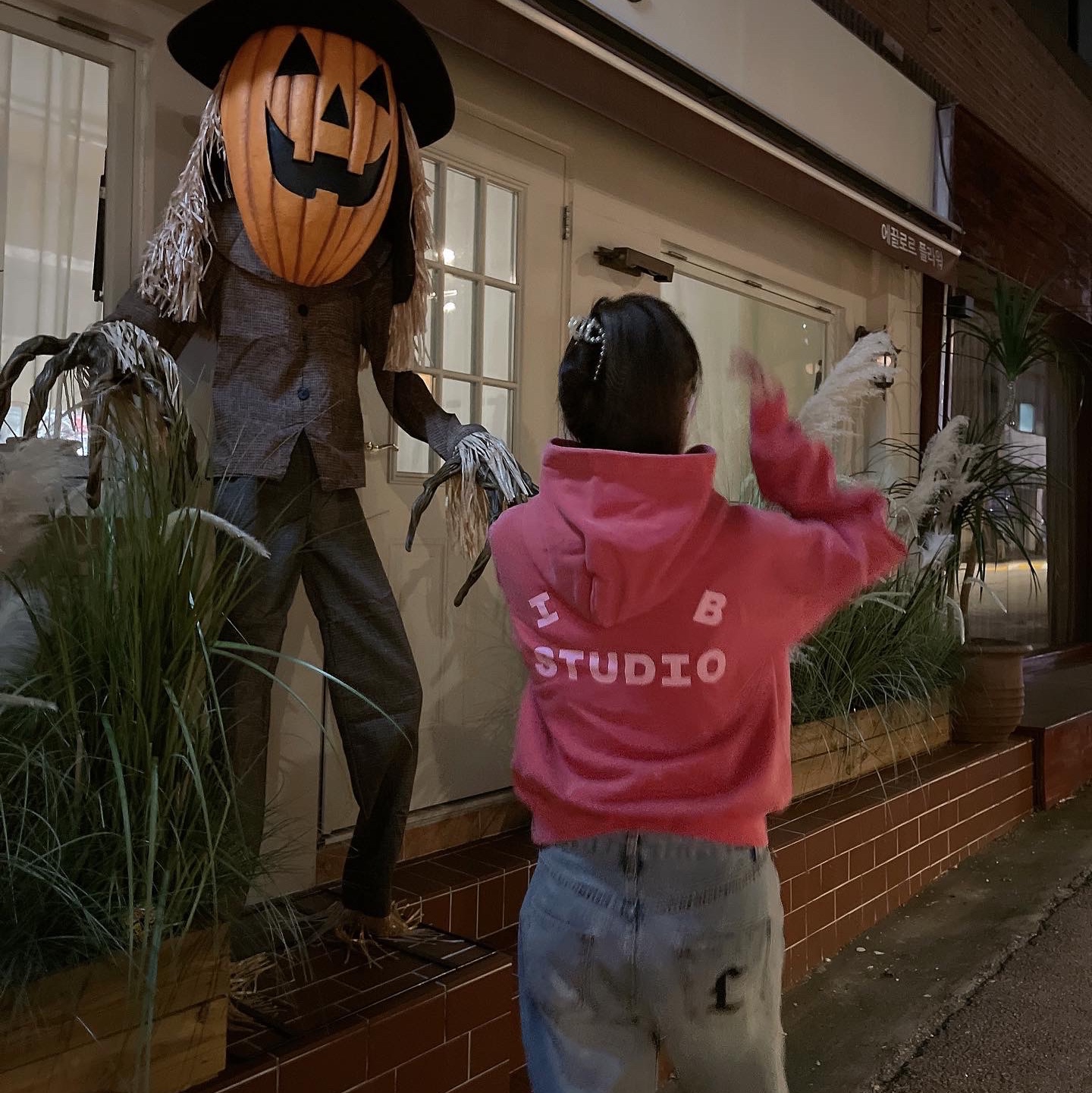 IAB Studio Pigment Hoodie & Sack Coral 착용 스타일 - 3
