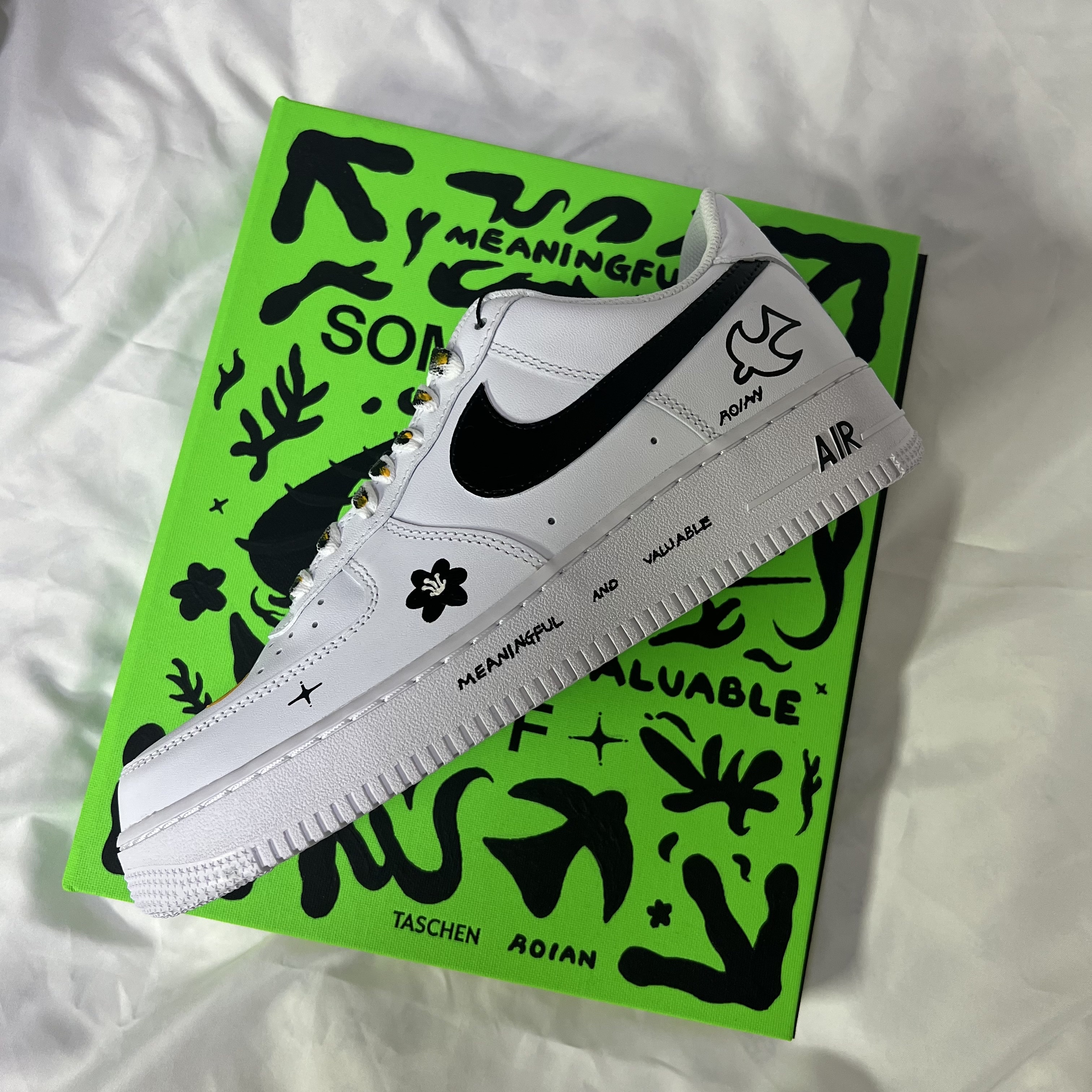 Nike x Virgil Abloh Icons The Ten Something's Off Book, Nike Air Force 1 '07 Low White 착용 스타일 - 3
