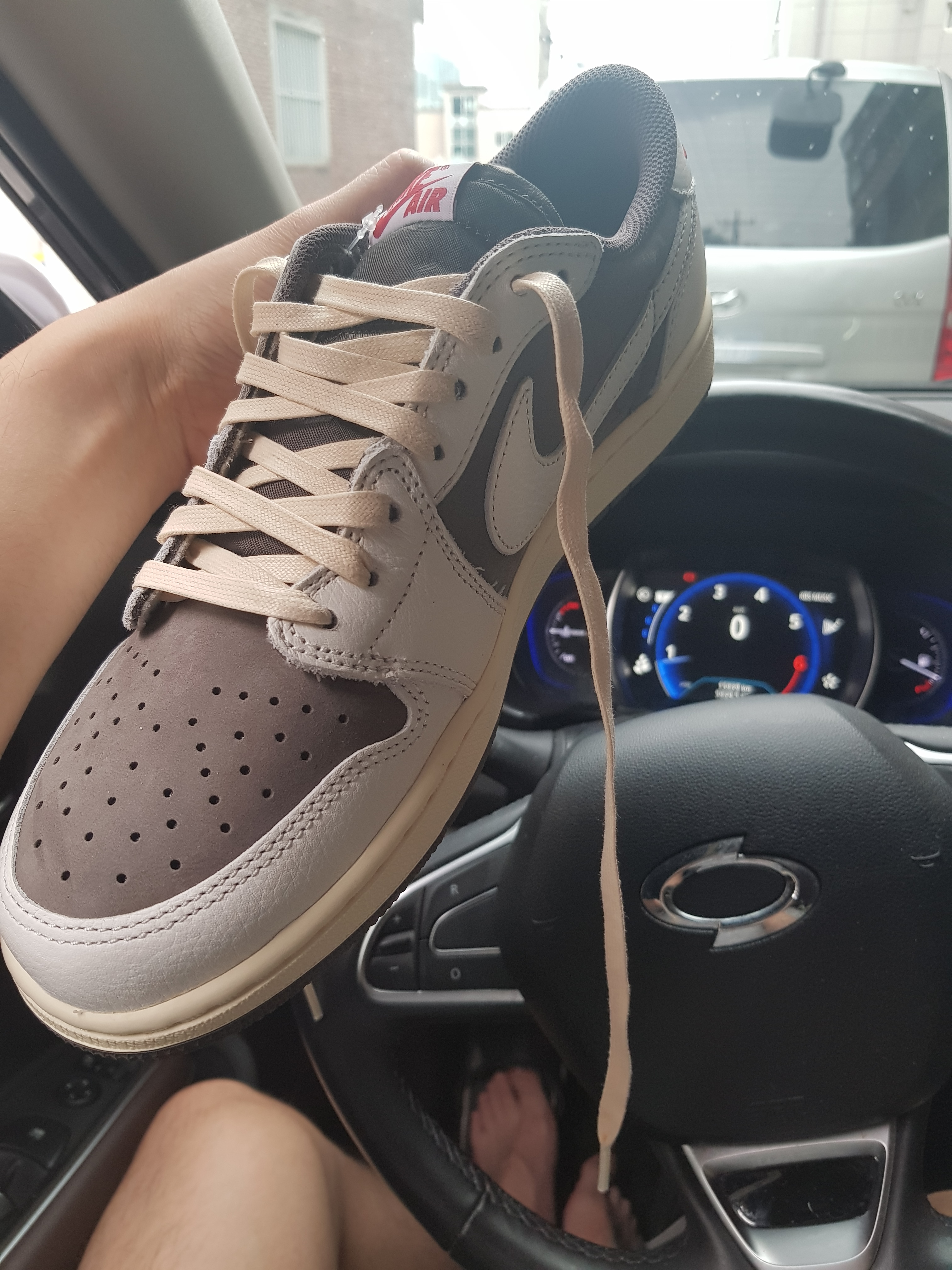 Jordan 1 x Travis Scott Retro Low OG SP Sail and Ridgerock 착용 스타일 - 2