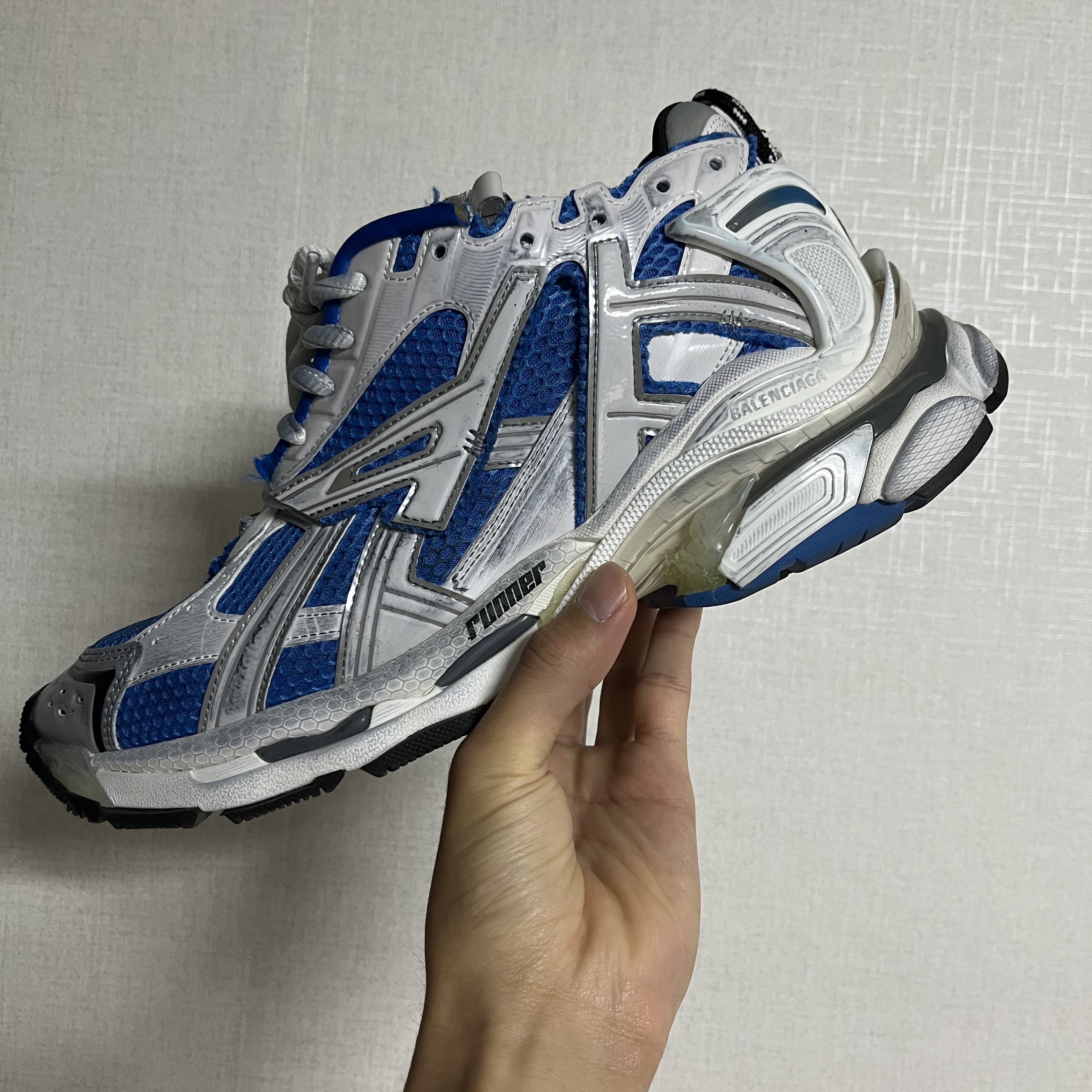 Balenciaga Runner Sneakers Blue White 착용 스타일