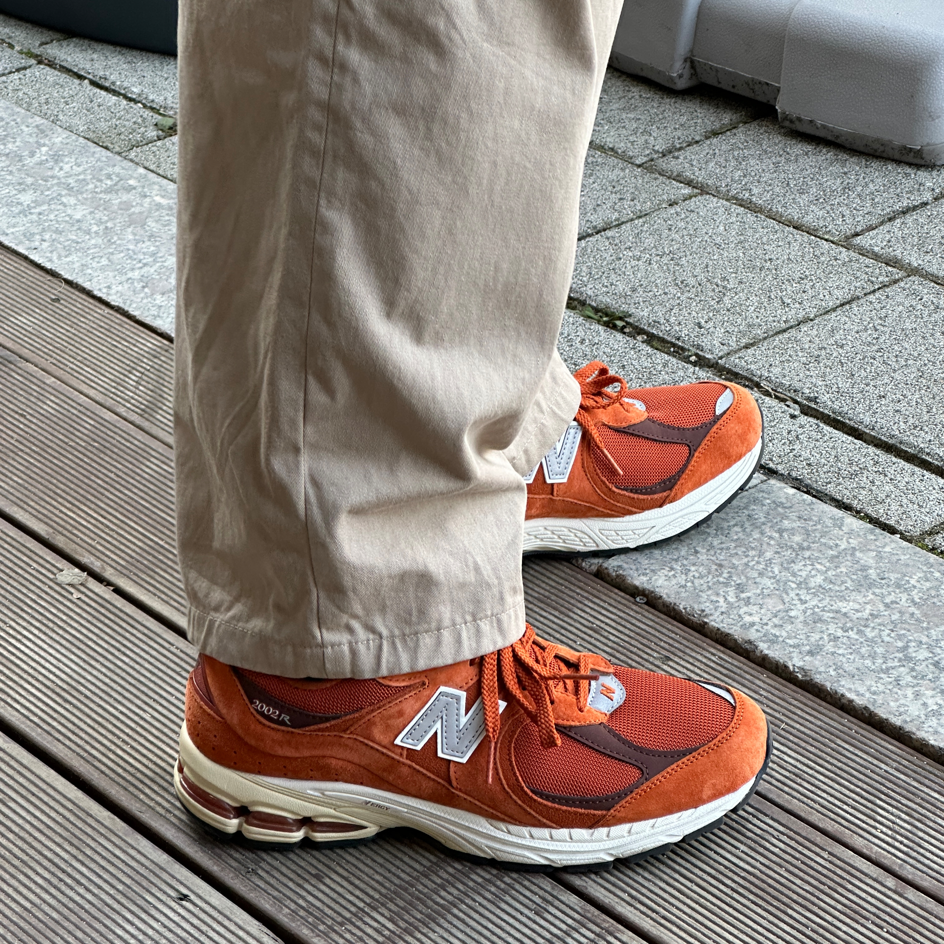 New Balance 2002R Rust Oxide 착용 스타일 - 5
