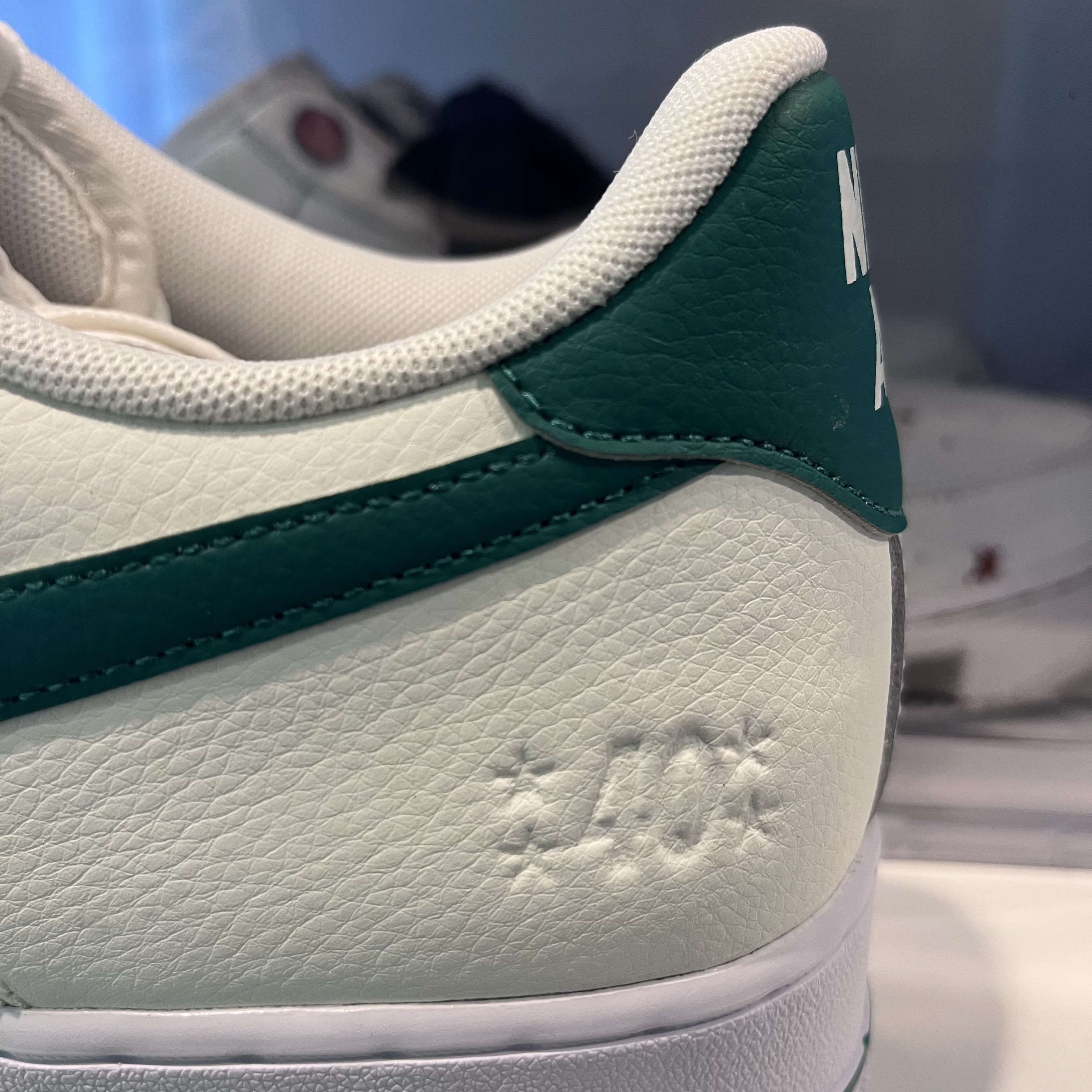 Nike Air Force 1 '07 LV8 40th Anniversary Join Forces Sail Malachite 착용 스타일 - 1