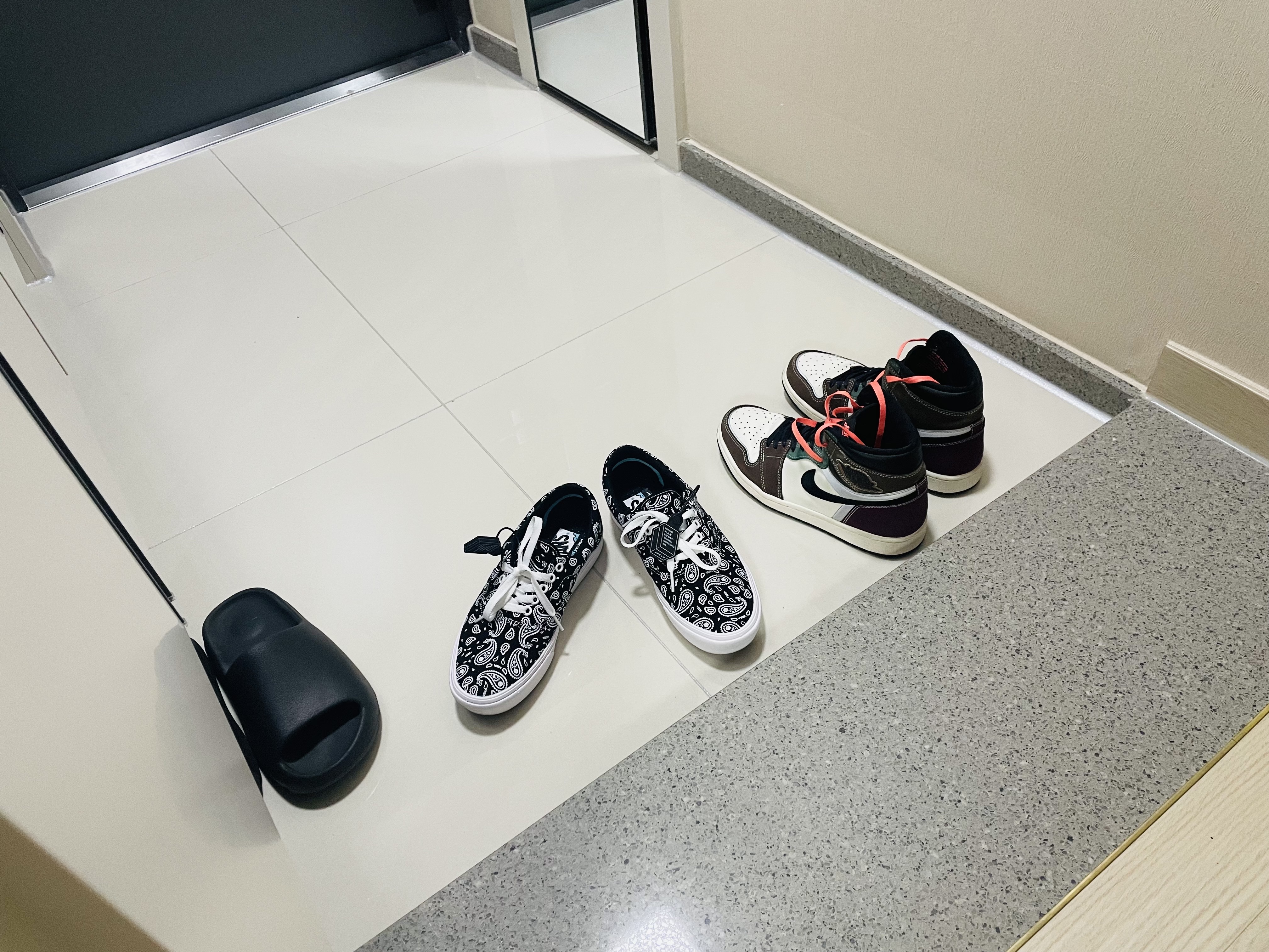 Adidas Yeezy Slide Onyx, Vans Paisley ComfyCush Era Black 착용 스타일